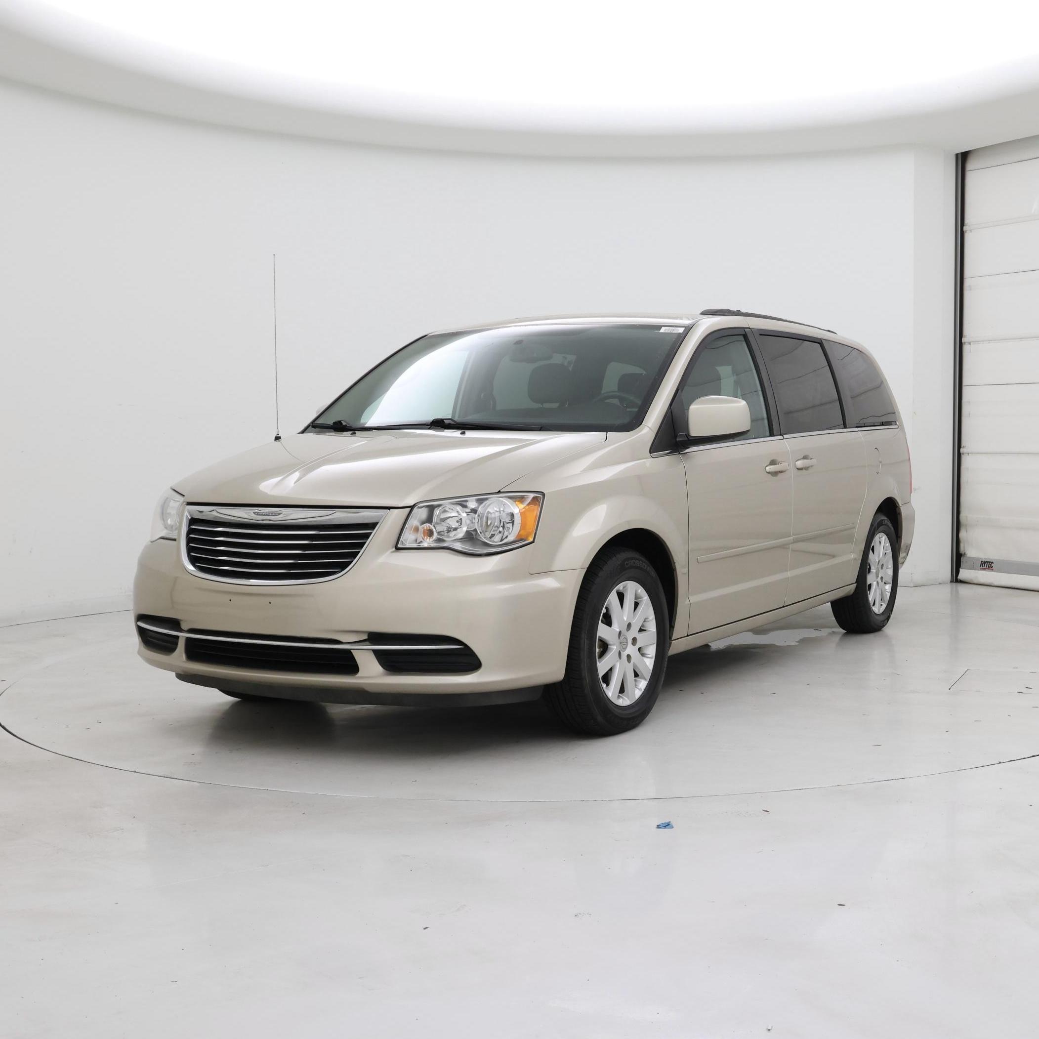 Thumbnail: 2016 Chrysler Town & Country - 4