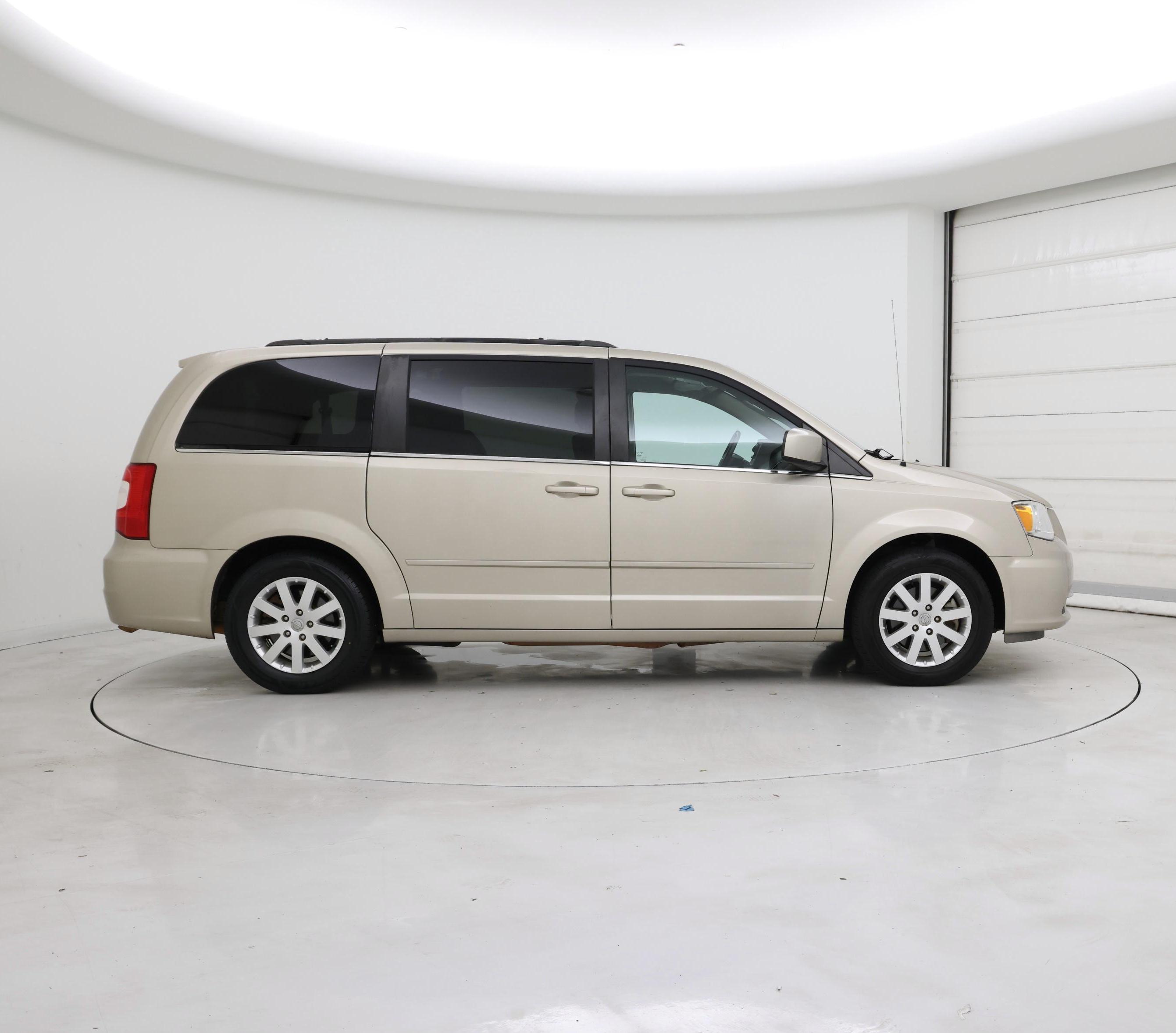 Thumbnail: 2016 Chrysler Town & Country - 7