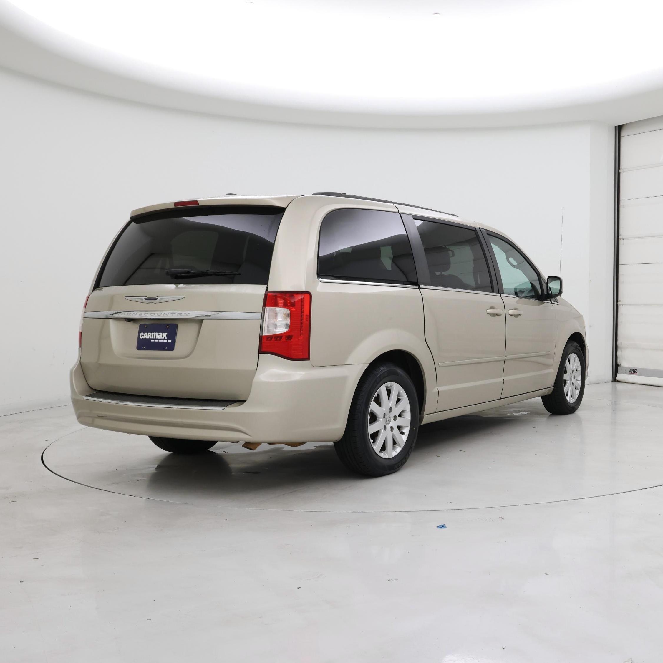 Thumbnail: 2016 Chrysler Town & Country - 8