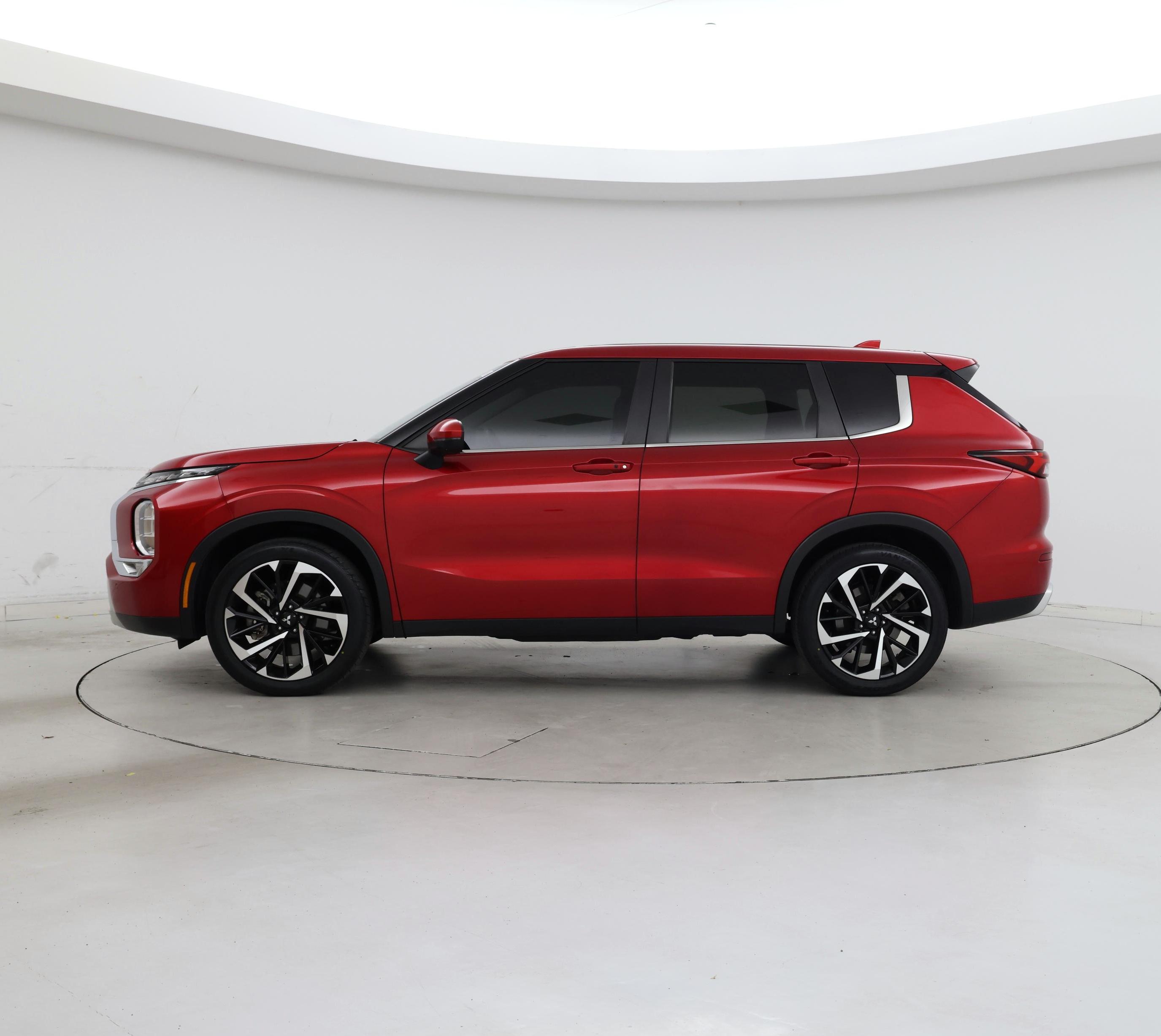 Thumbnail: 2023 Mitsubishi Outlander - 3