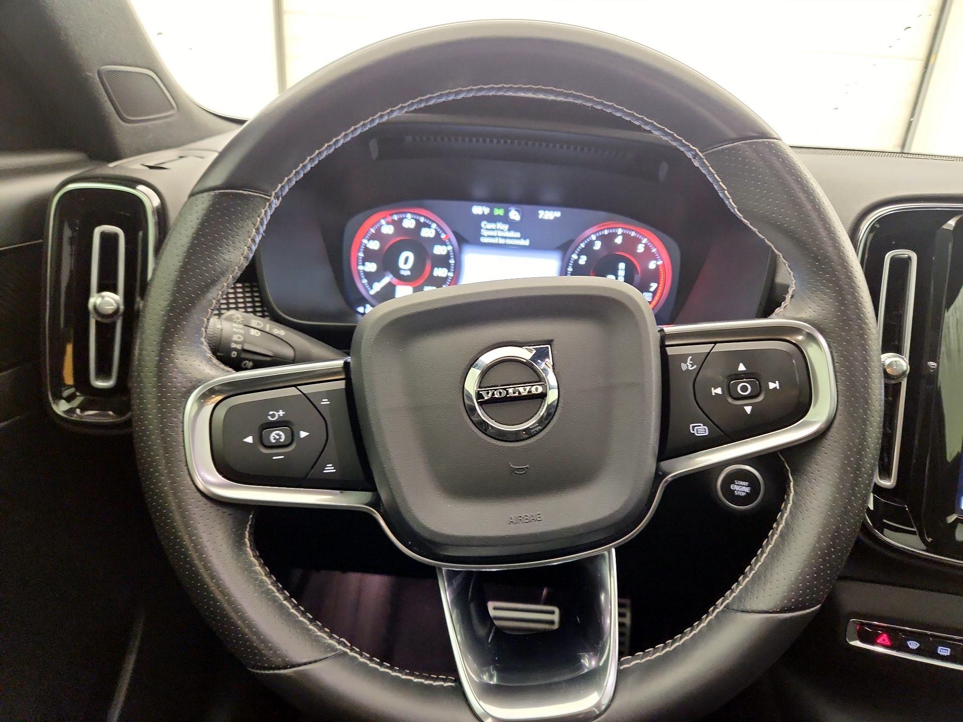 Thumbnail: 2021 Volvo XC40 - 10