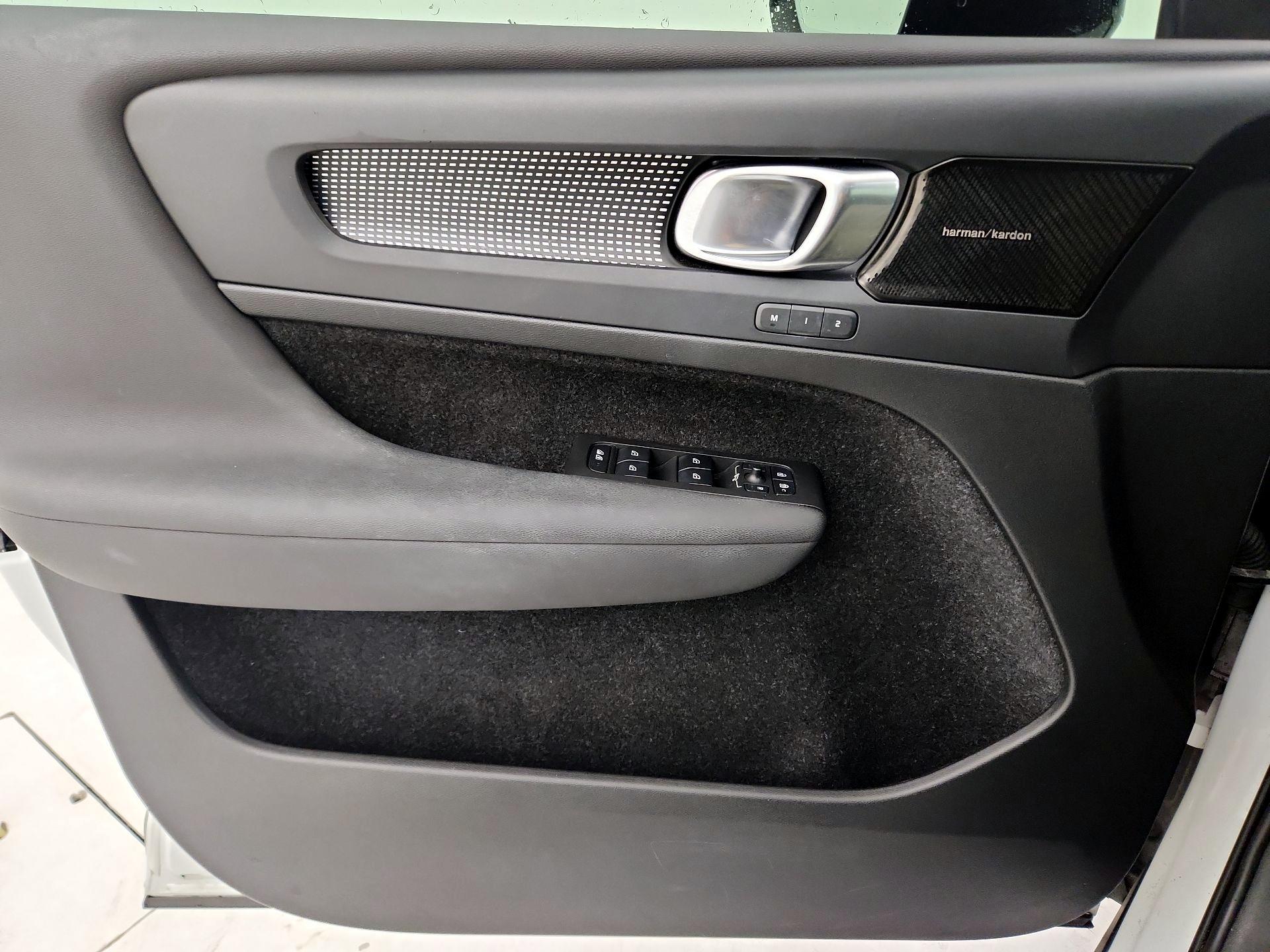 Thumbnail: 2021 Volvo XC40 - 12