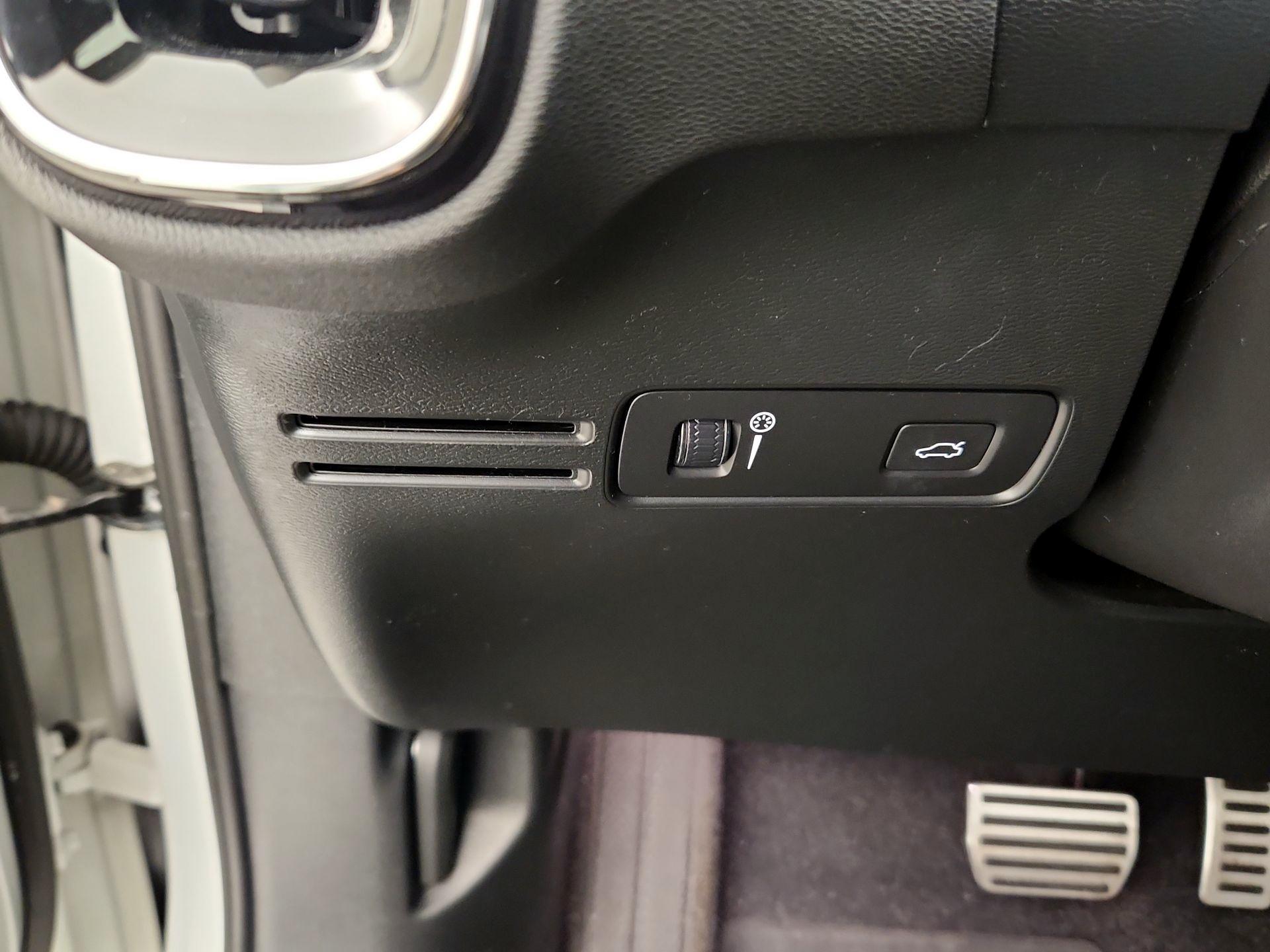 Thumbnail: 2021 Volvo XC40 - 13