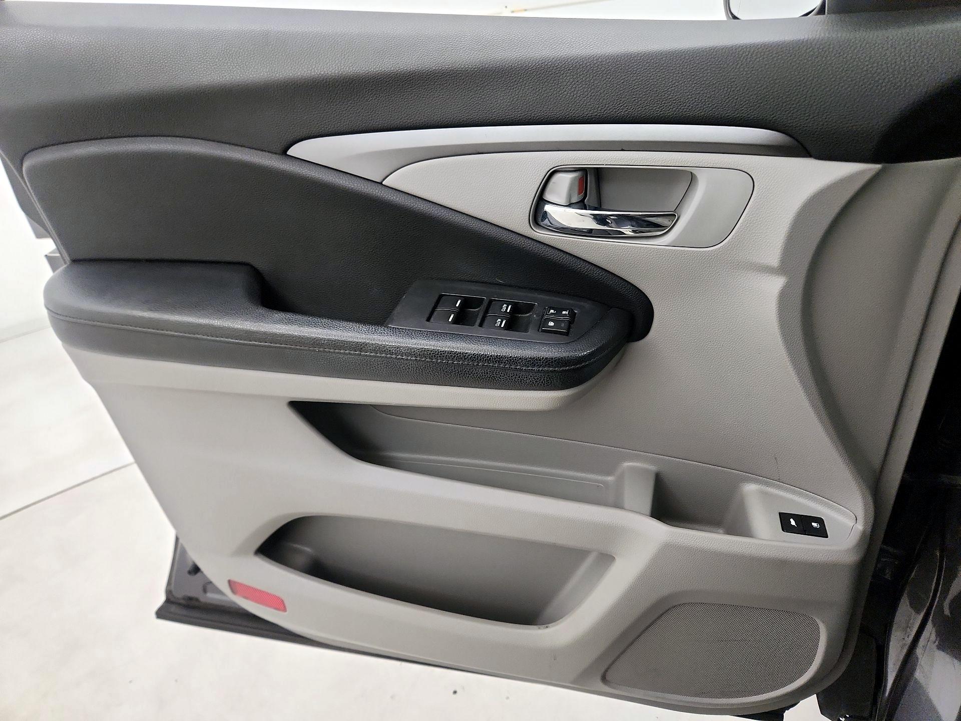Thumbnail: 2016 Honda Pilot - 12