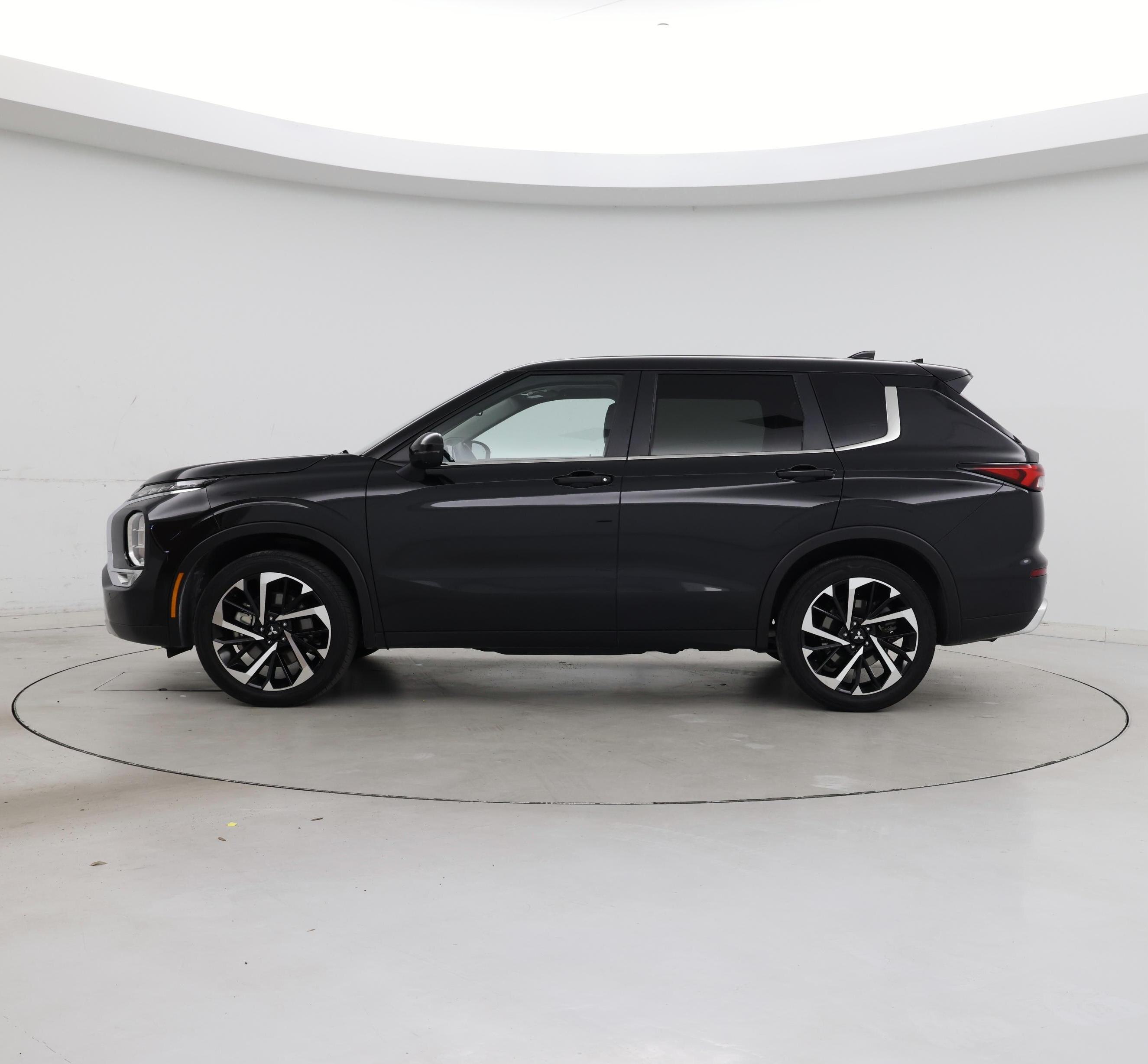 Thumbnail: 2024 Mitsubishi Outlander - 3
