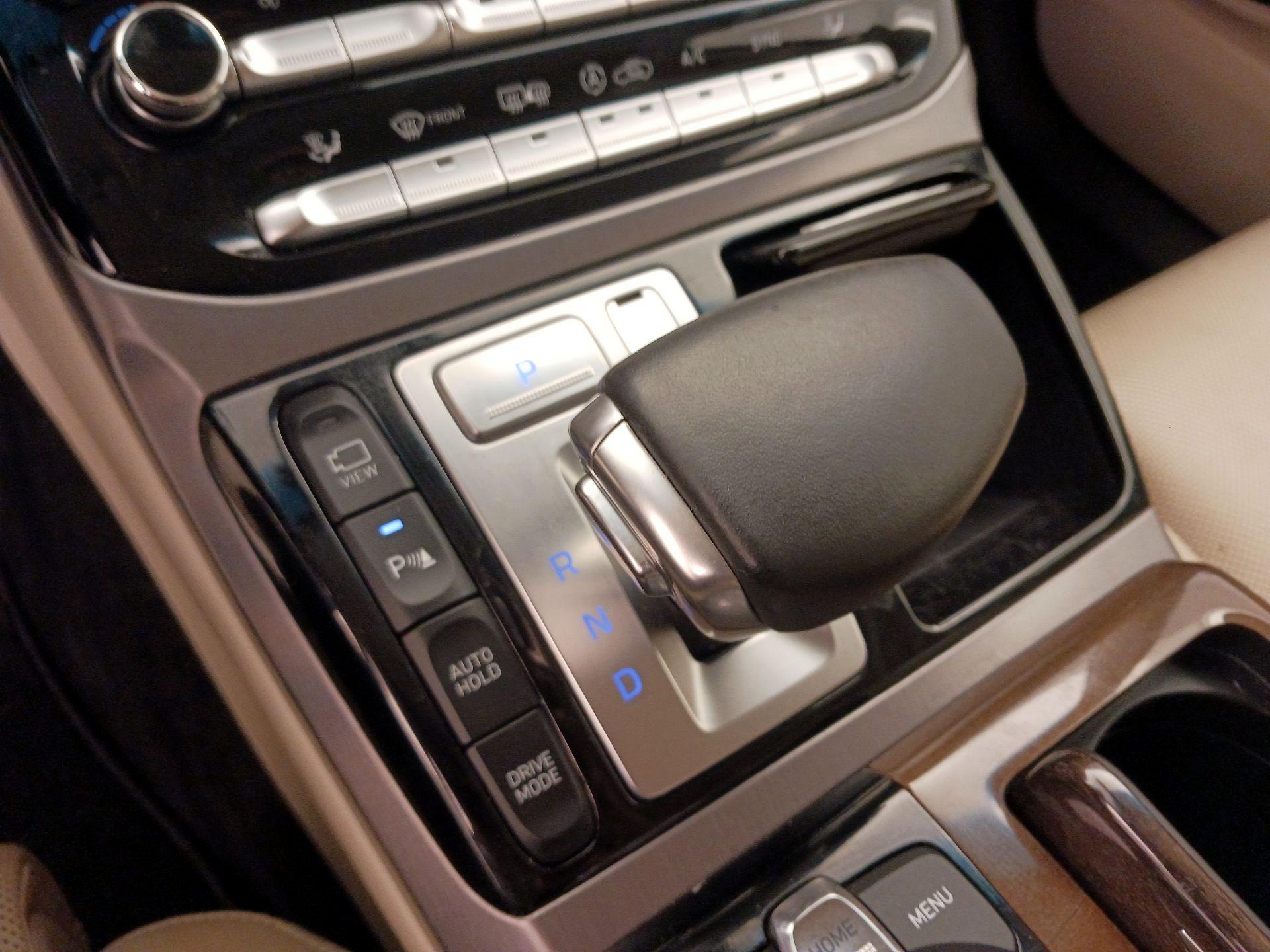 Thumbnail: 2018 Genesis G90 - 18