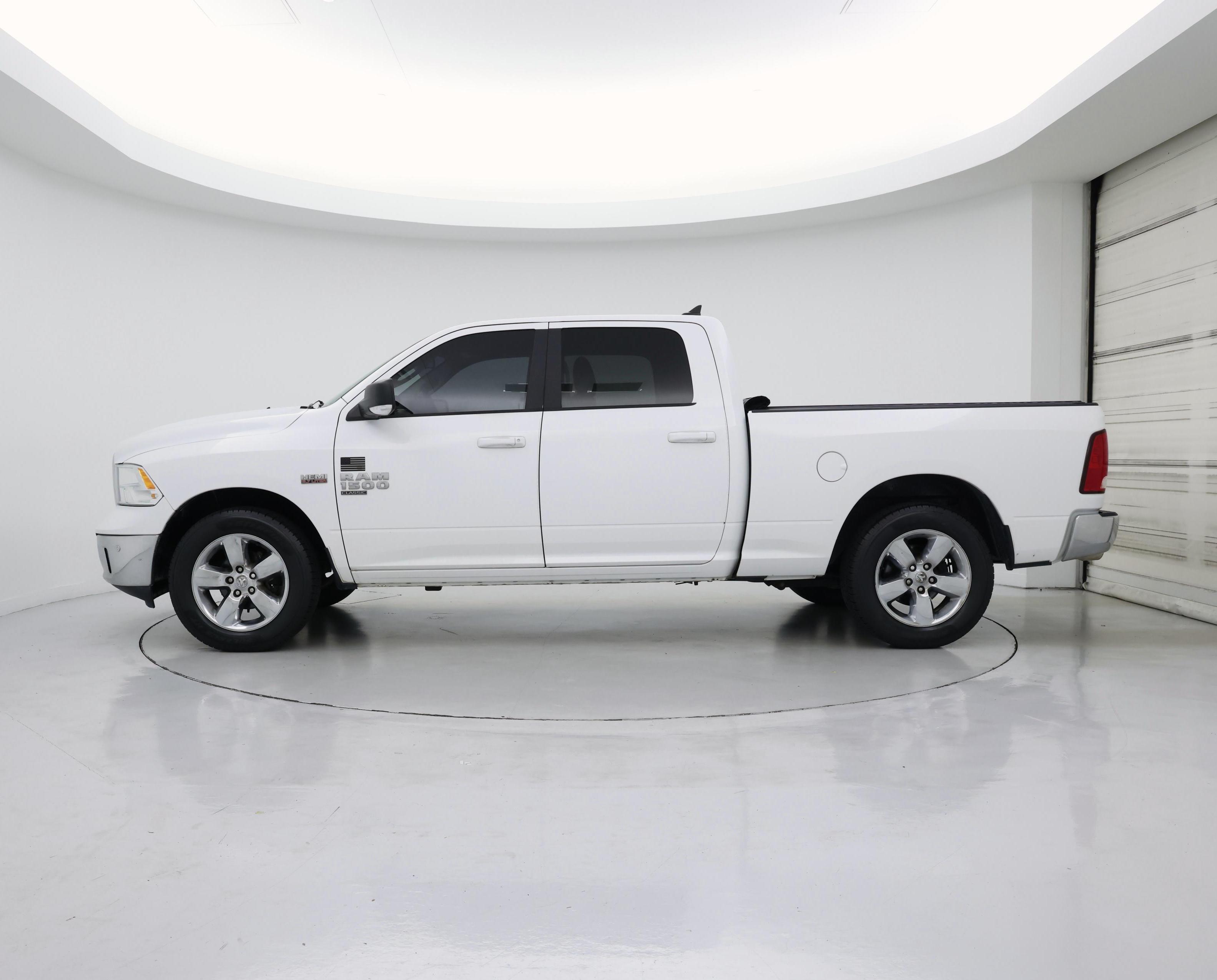 Thumbnail: 2019 RAM 1500 Classic - 3