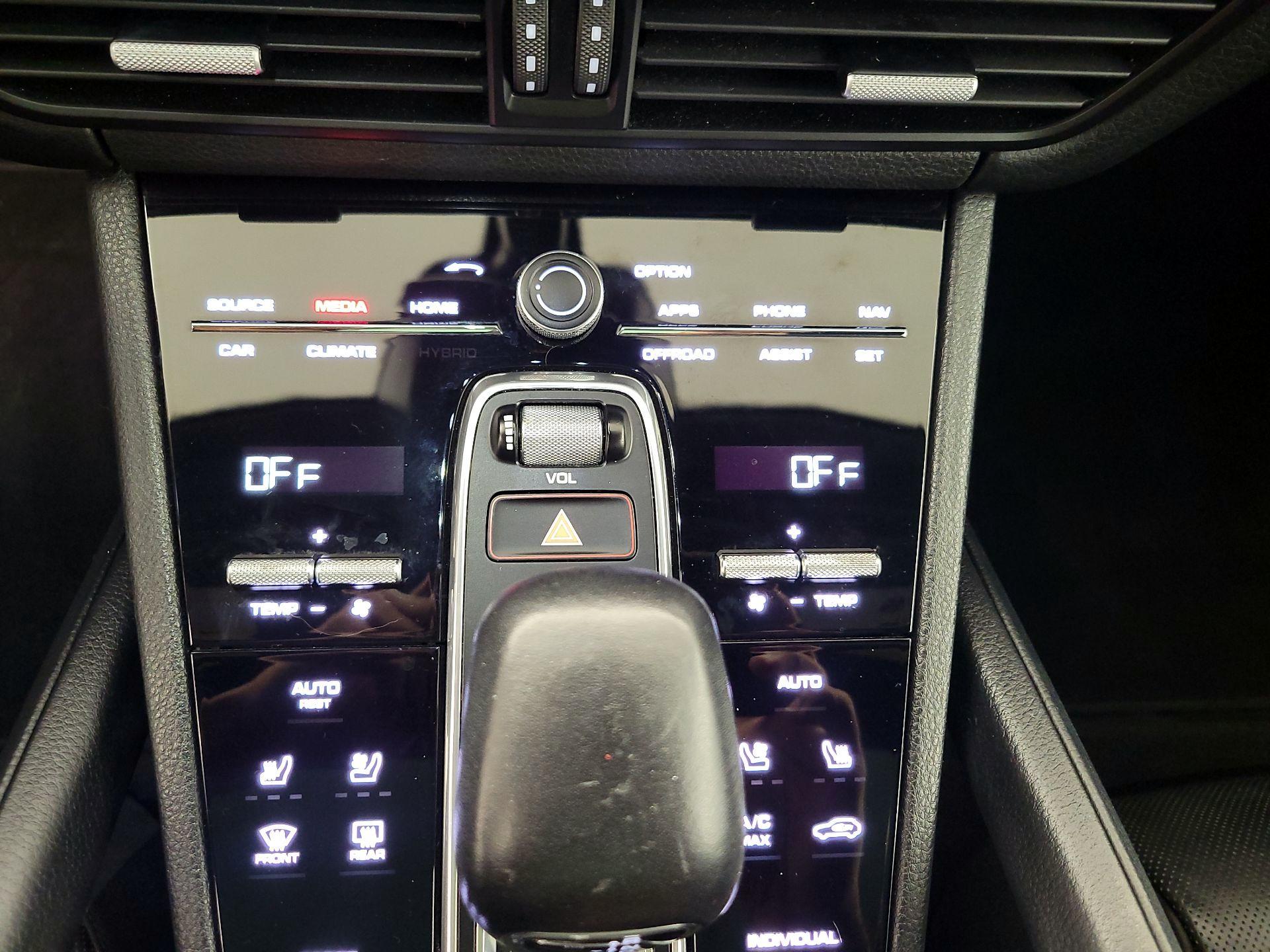 Thumbnail: 2020 Porsche Cayenne - 17
