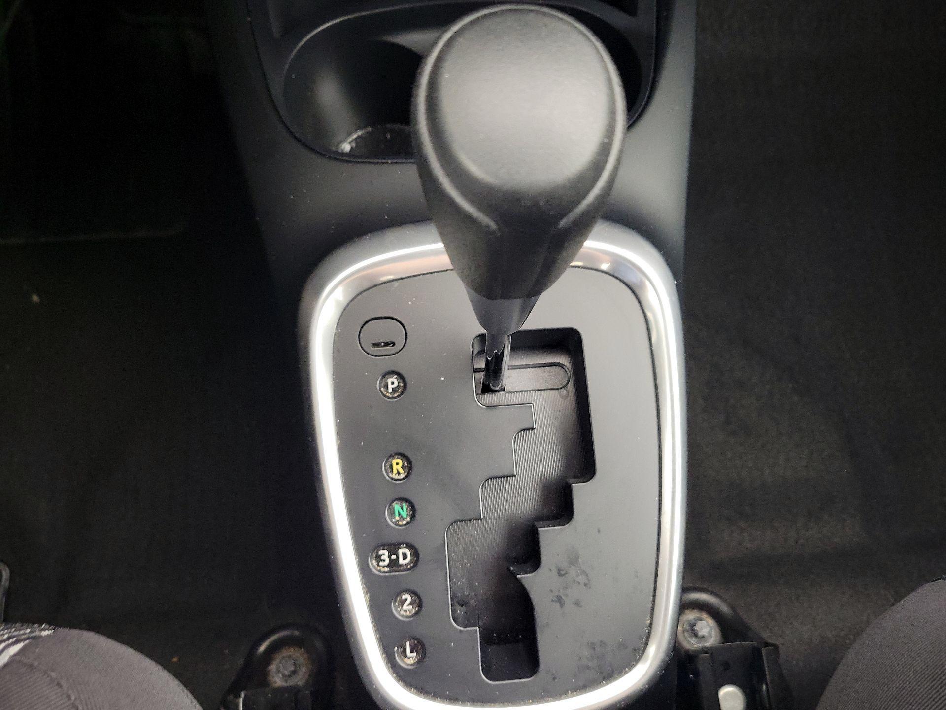 Thumbnail: 2015 Toyota Yaris - 16