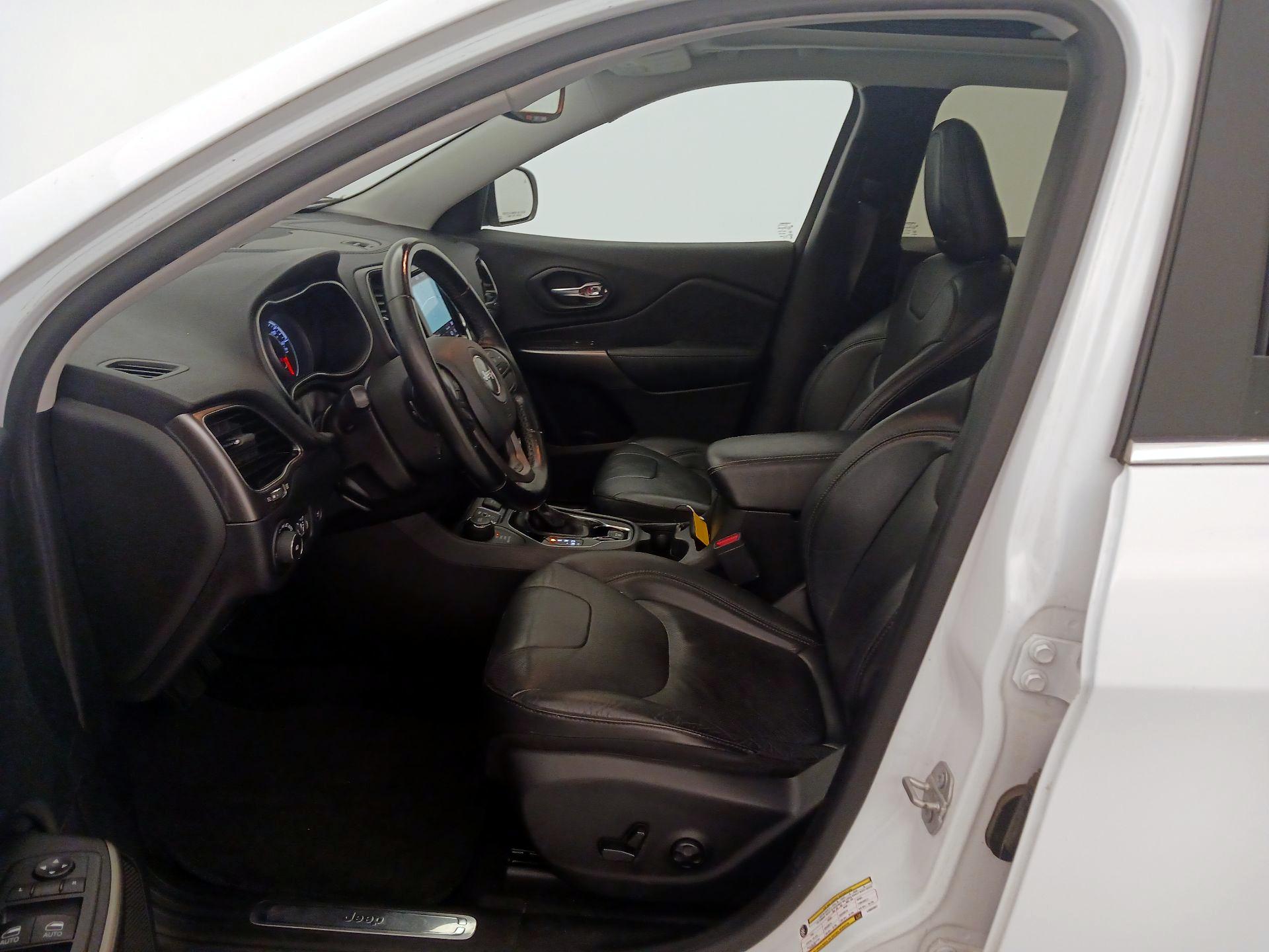 Thumbnail: 2020 Jeep Cherokee - 11