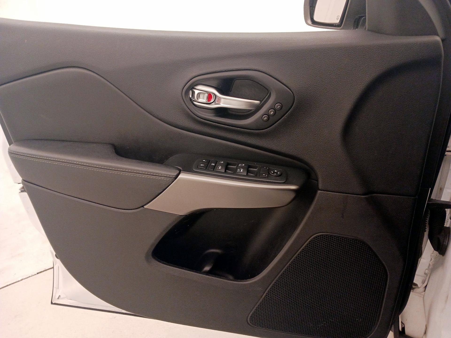 Thumbnail: 2020 Jeep Cherokee - 12