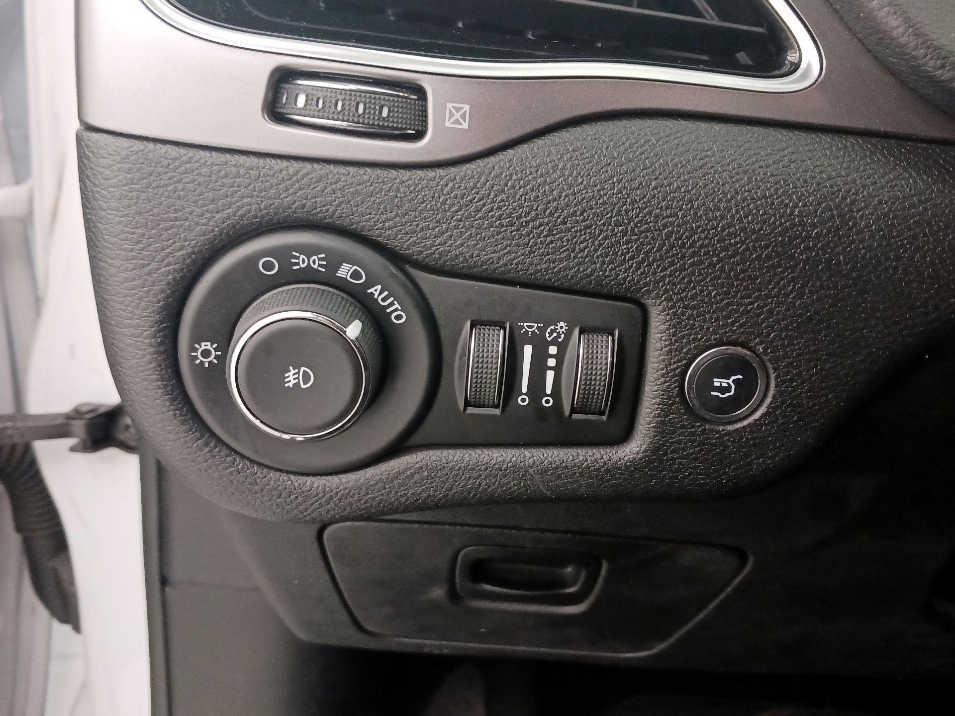 Thumbnail: 2020 Jeep Cherokee - 13