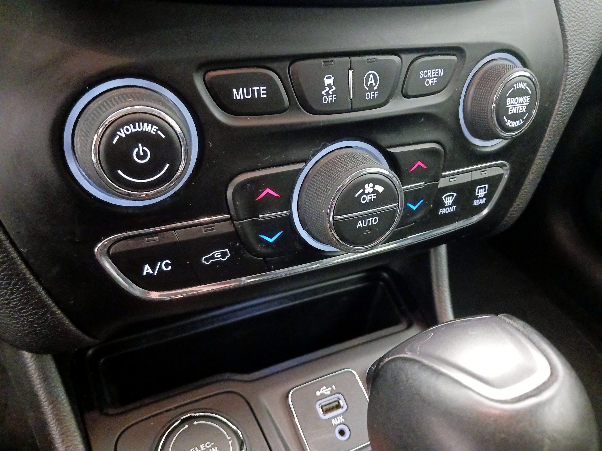 Thumbnail: 2020 Jeep Cherokee - 17