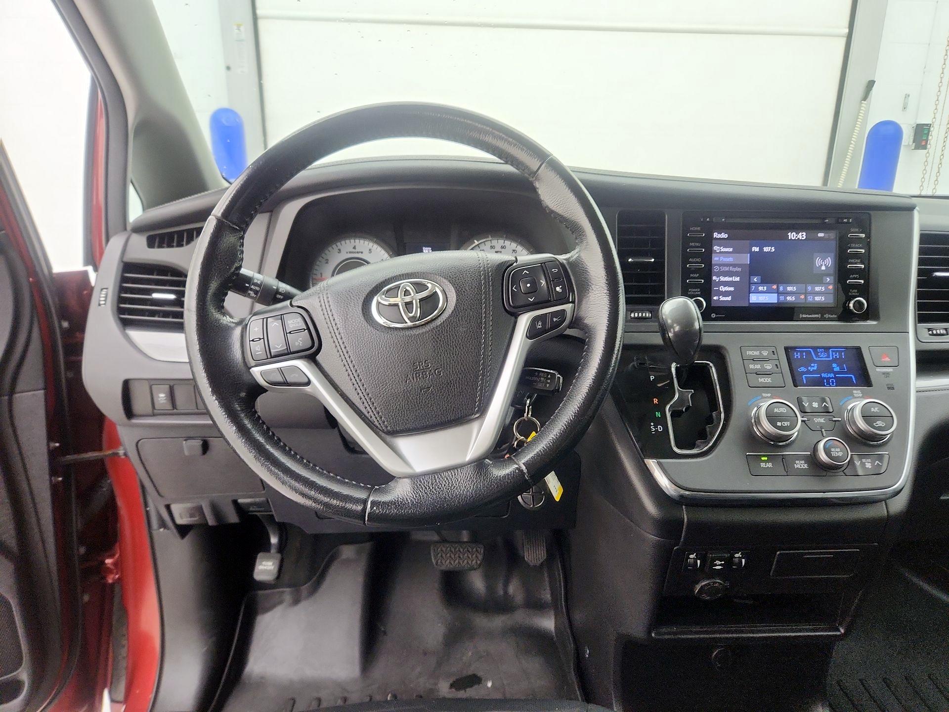 Thumbnail: 2019 Toyota Sienna - 10