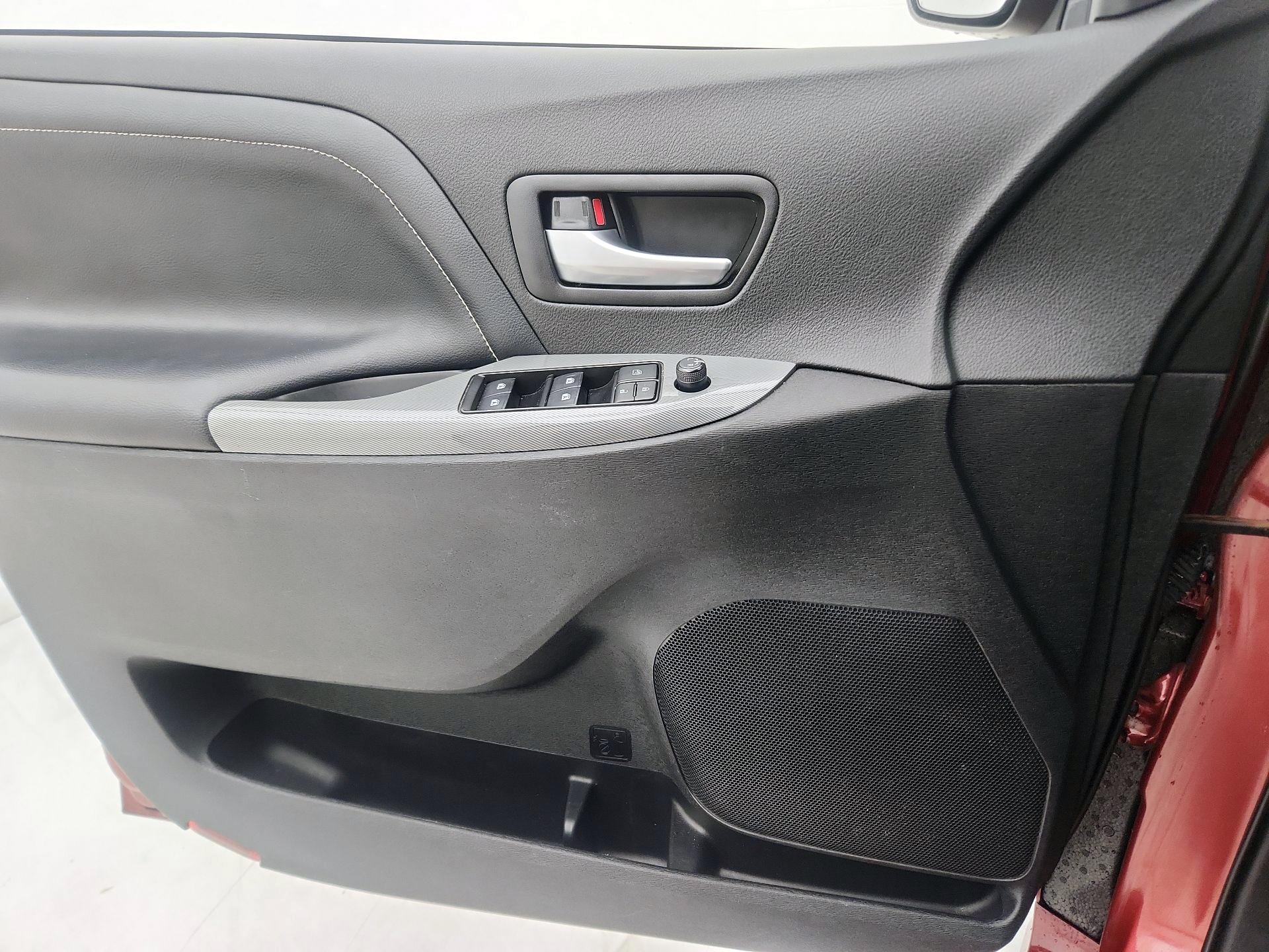 Thumbnail: 2019 Toyota Sienna - 12