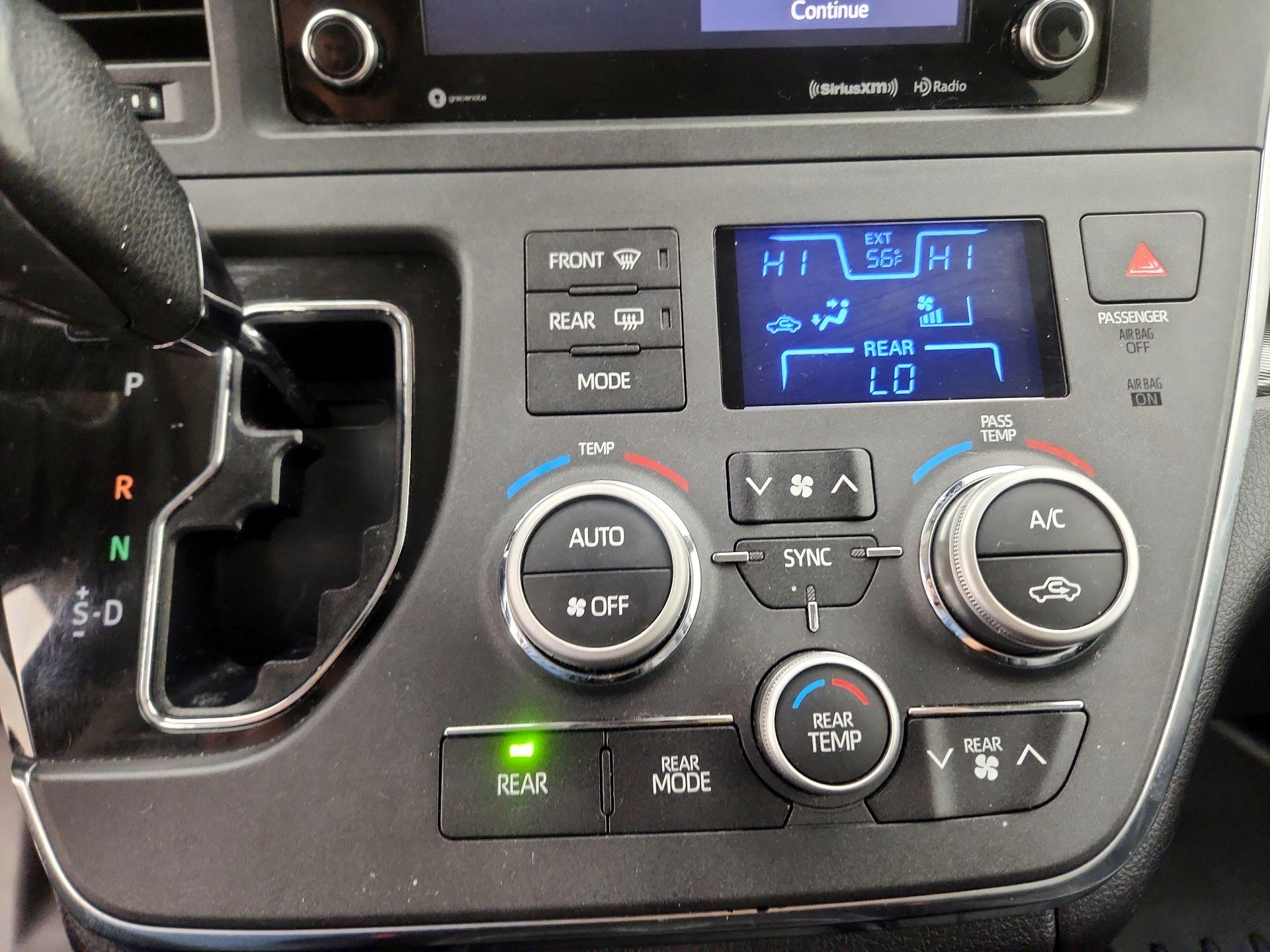 Thumbnail: 2019 Toyota Sienna - 16