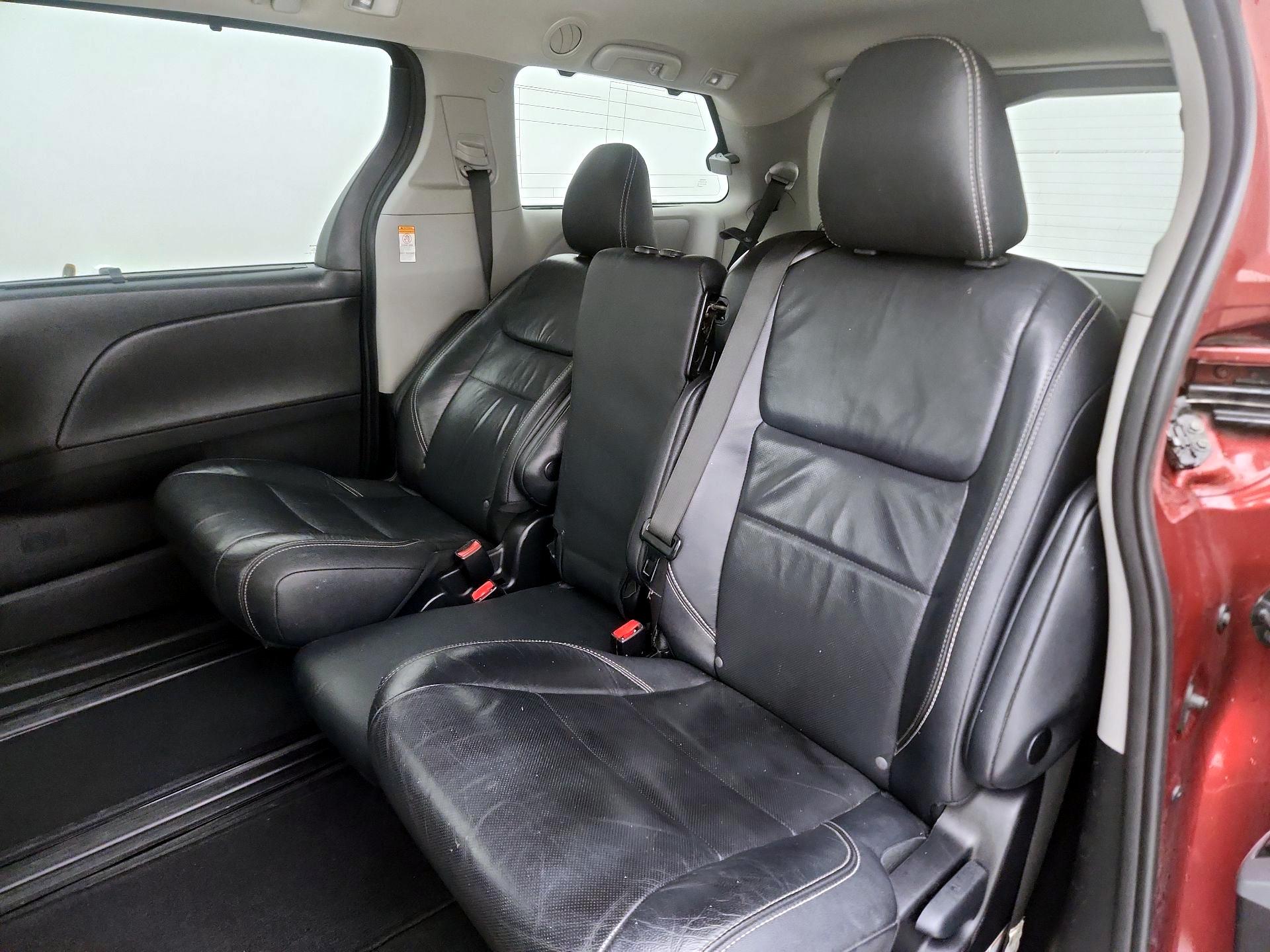 Thumbnail: 2019 Toyota Sienna - 19