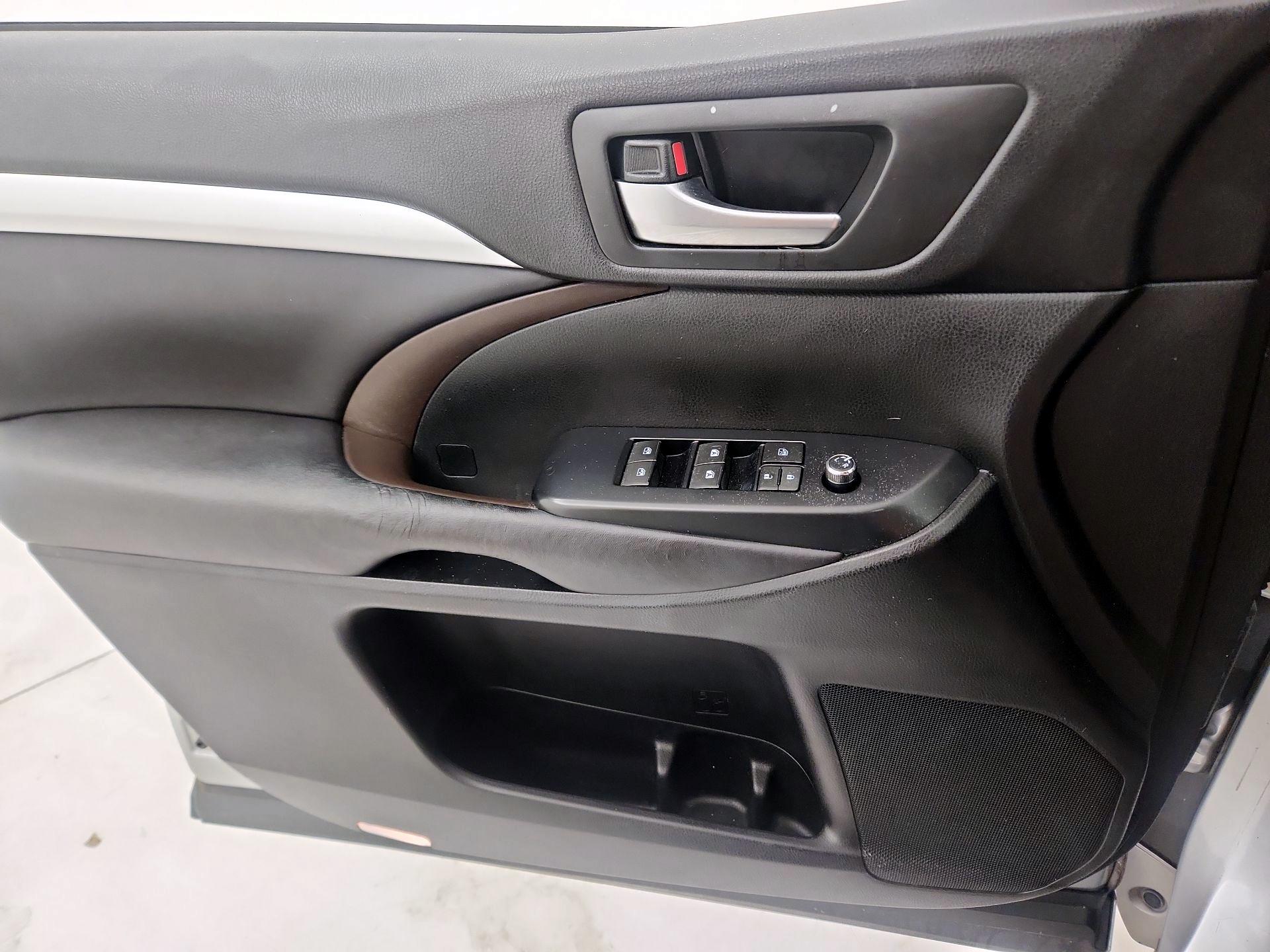 Thumbnail: 2016 Toyota Highlander - 12