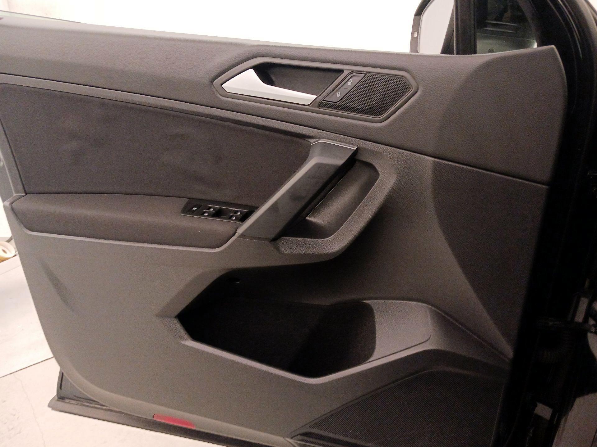 Thumbnail: 2019 Volkswagen Tiguan - 12