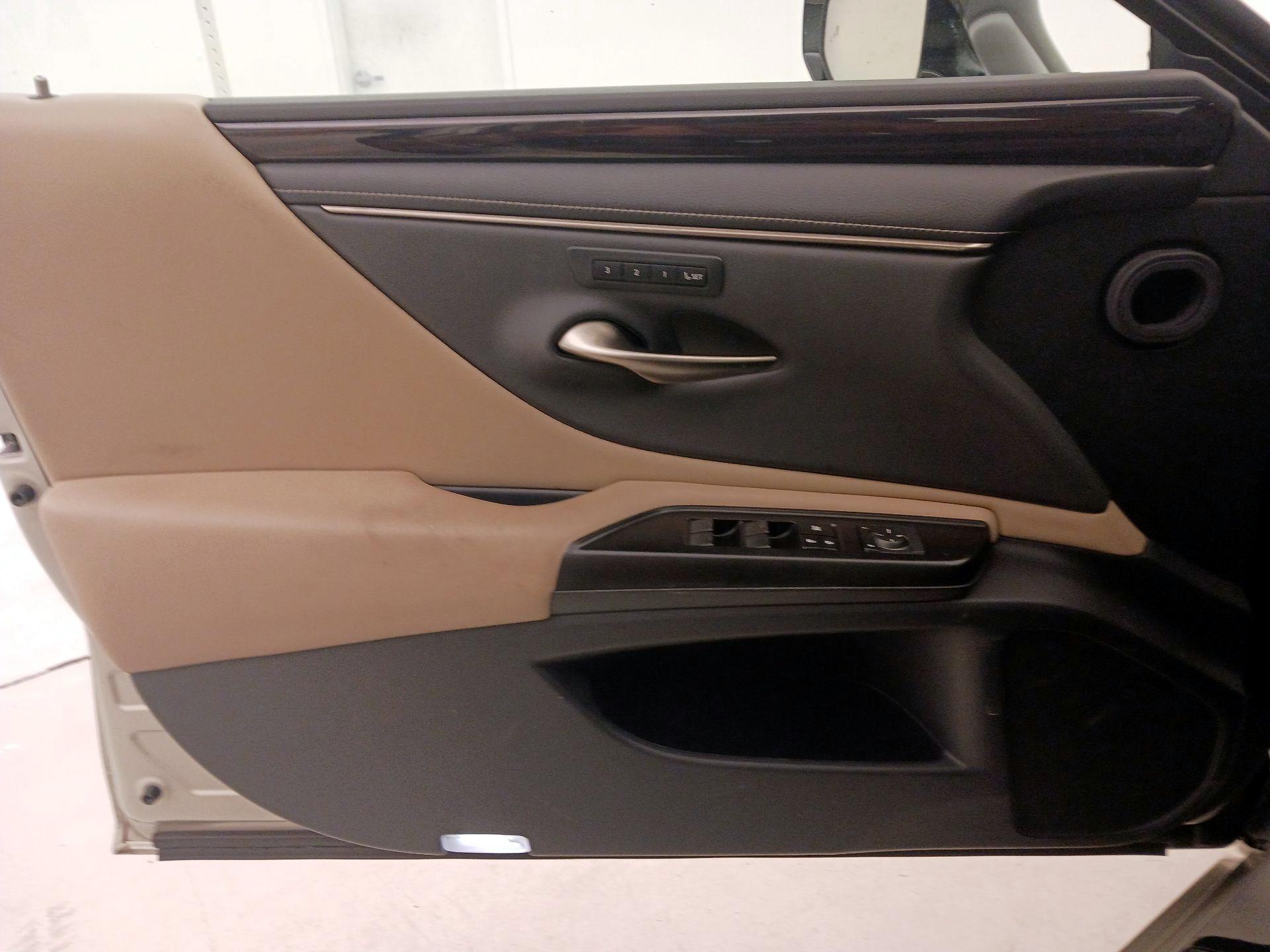 Thumbnail: 2019 Lexus ES - 12