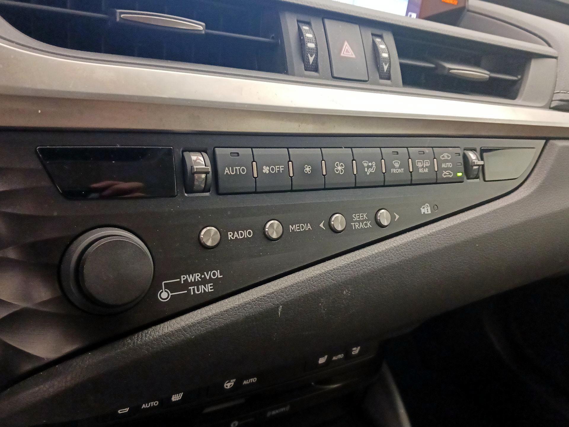 Thumbnail: 2019 Lexus ES - 17