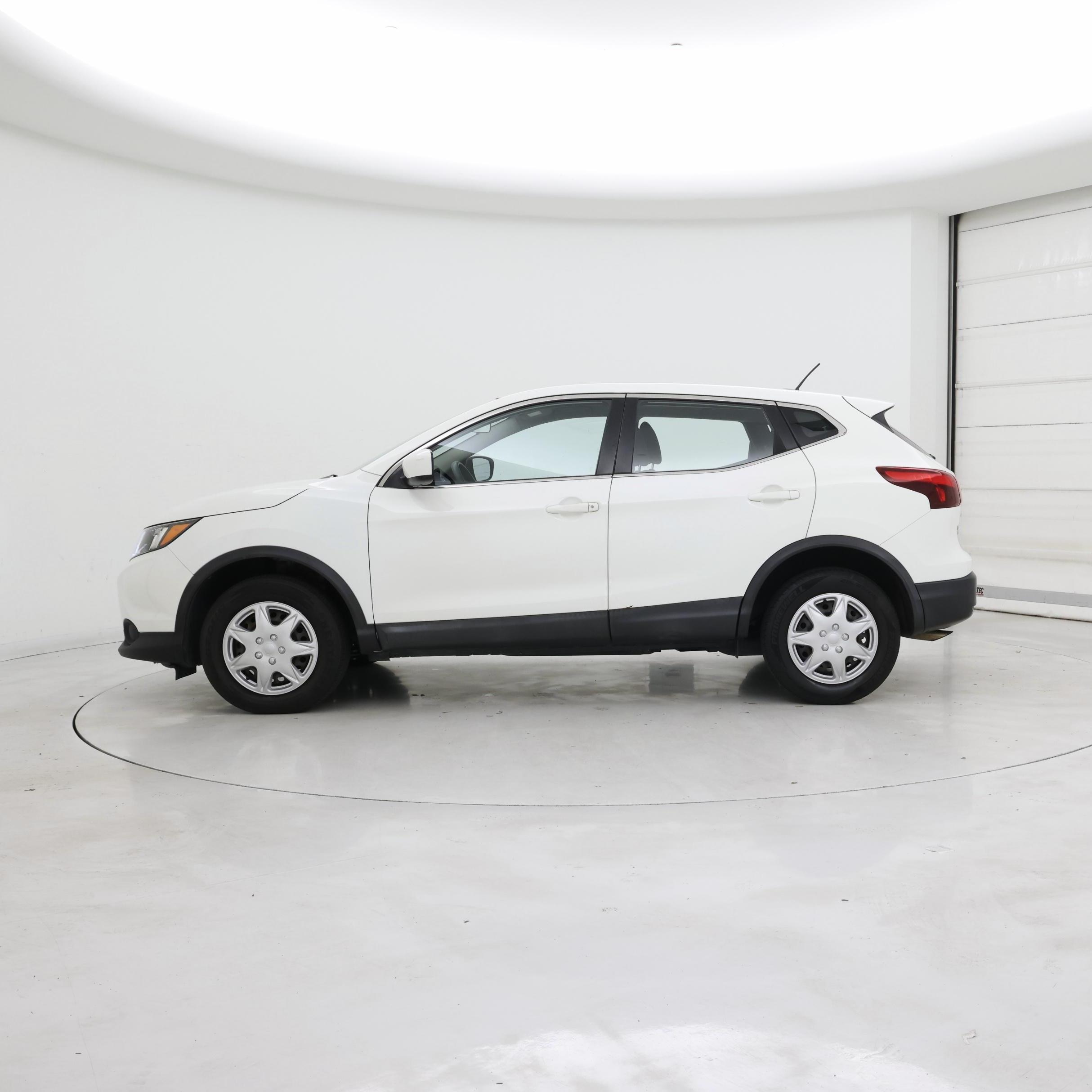 Thumbnail: 2018 Nissan Rogue Sport - 3