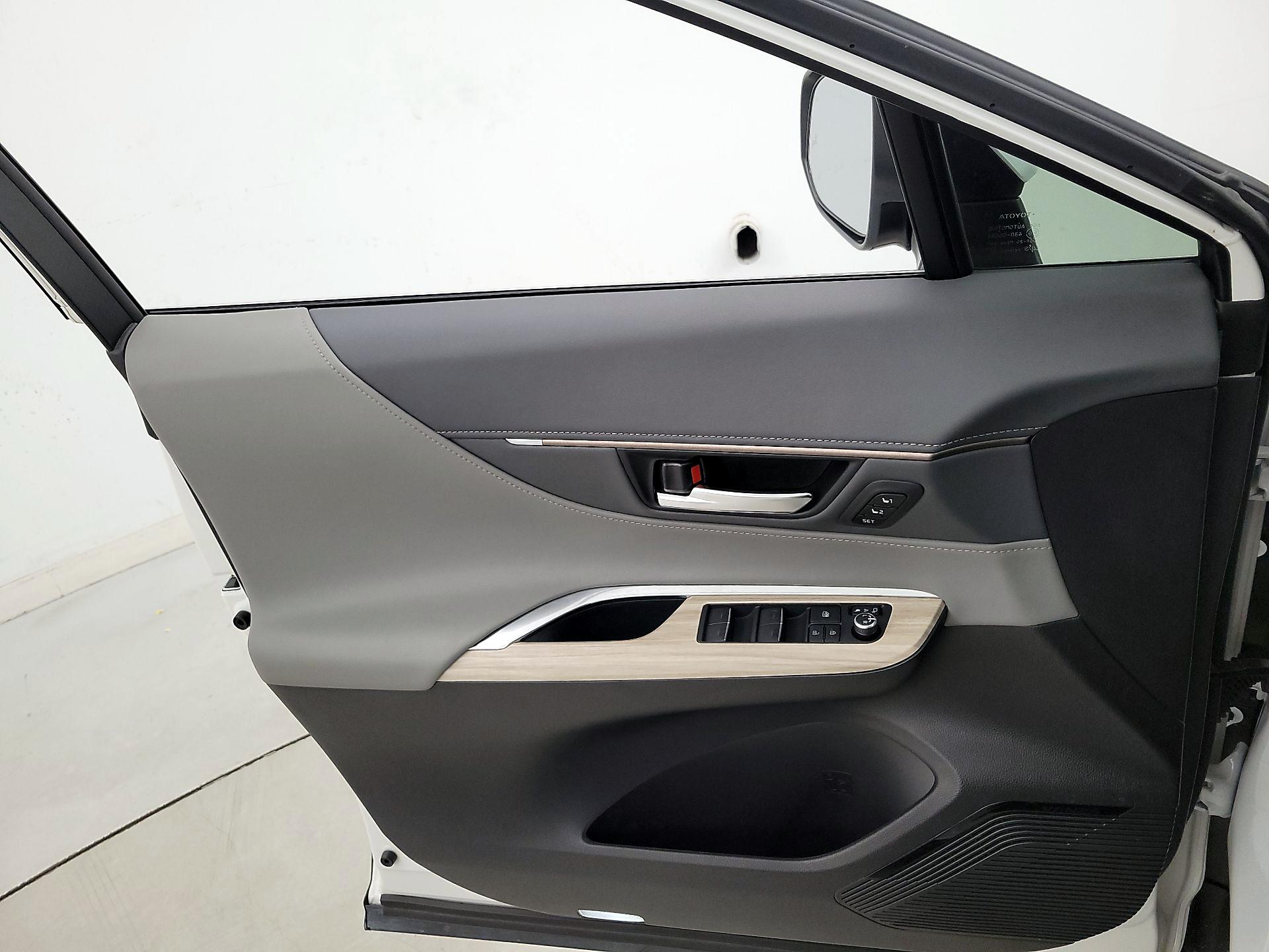 Thumbnail: 2023 Toyota Venza - 12