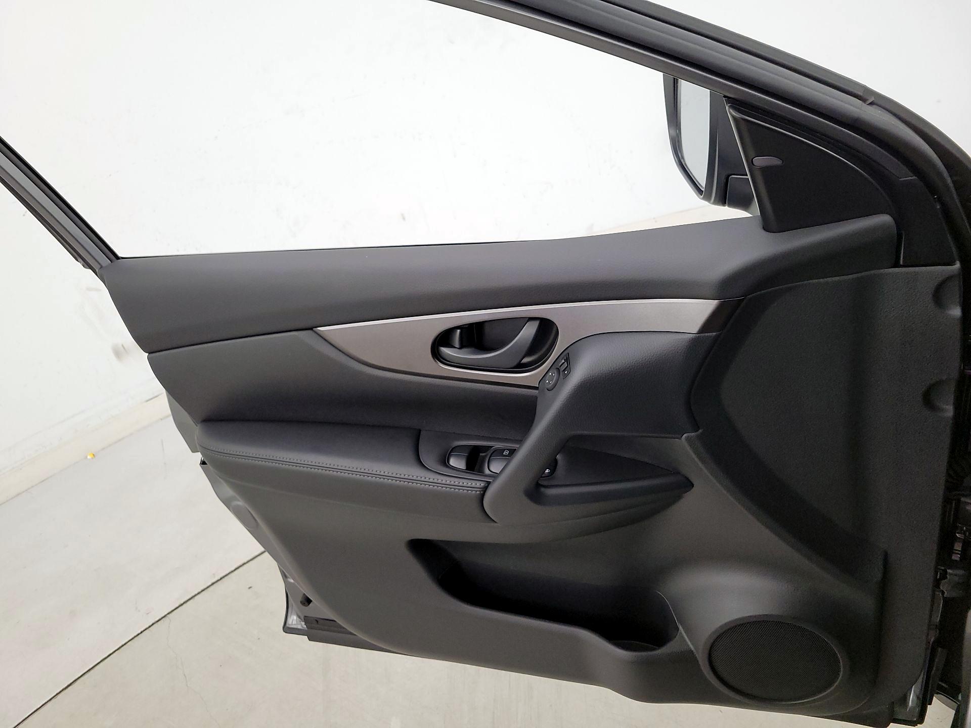 Thumbnail: 2020 Nissan Rogue Sport - 12