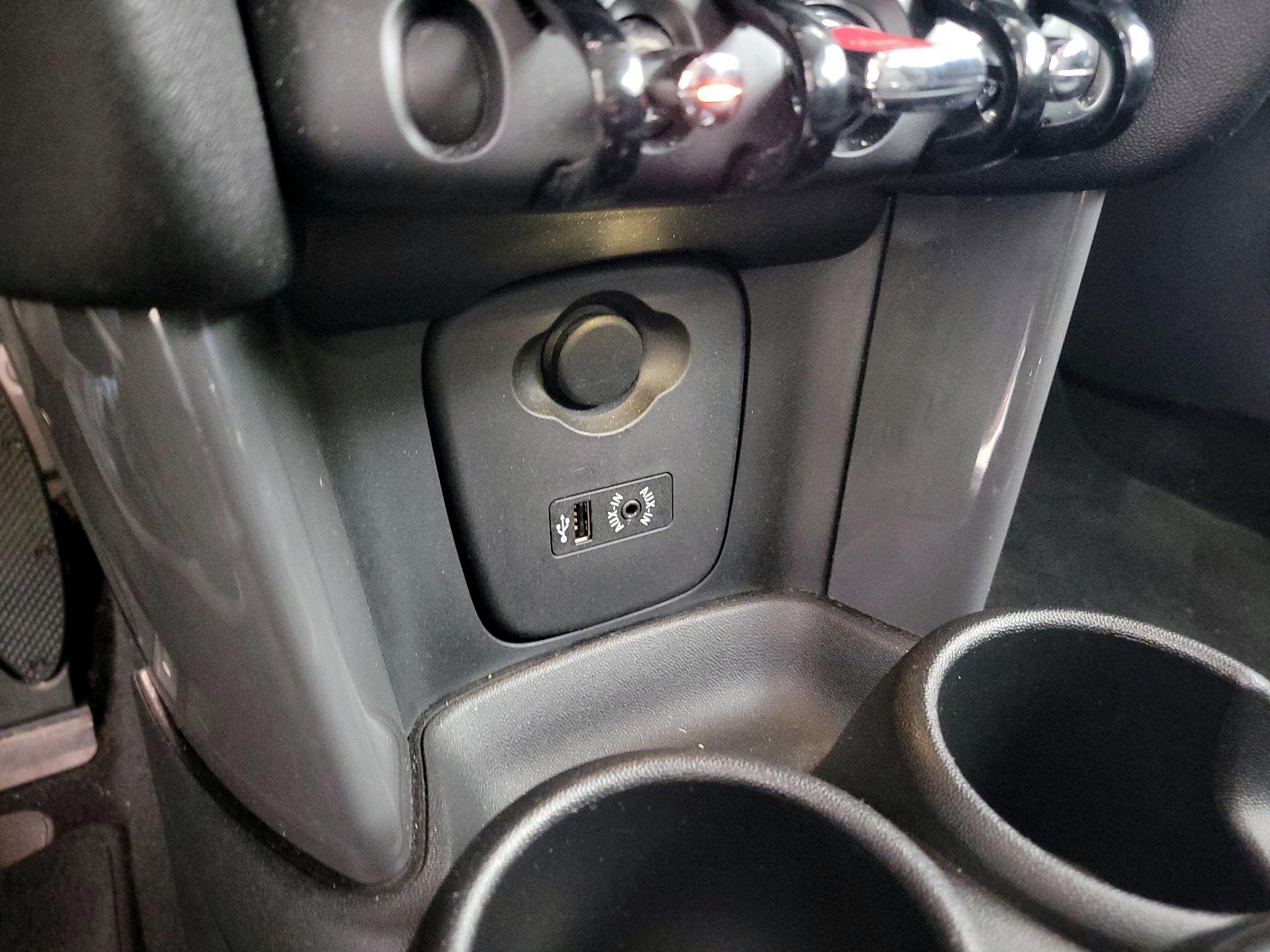 Thumbnail: 2015 MINI Cooper Hardtop - 17