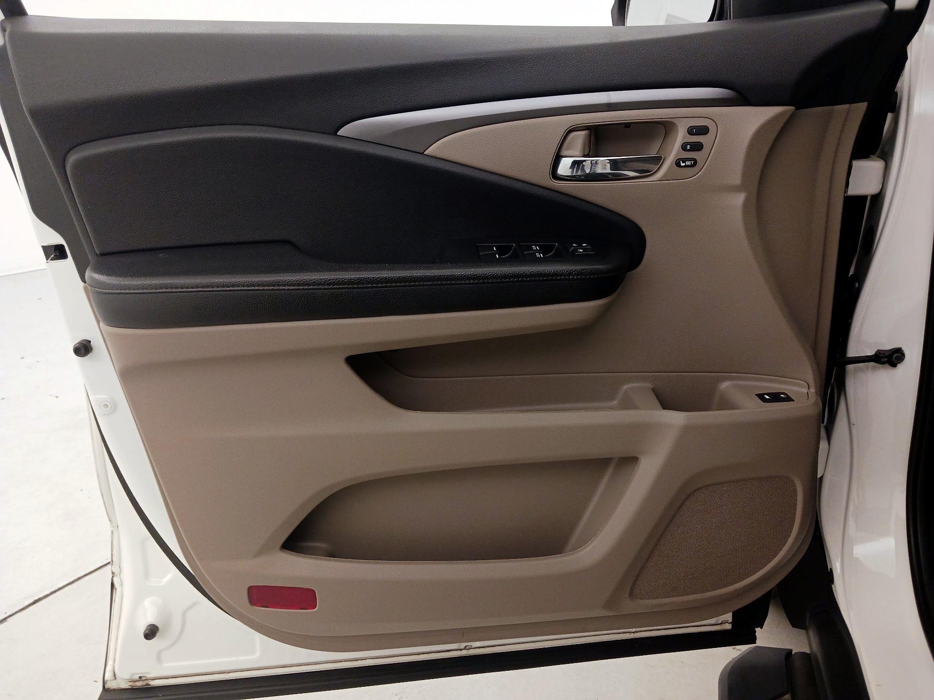 Thumbnail: 2019 Honda Pilot - 12