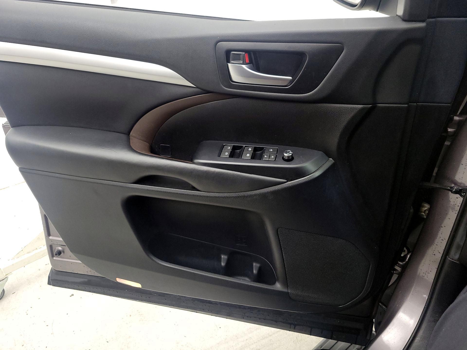Thumbnail: 2019 Toyota Highlander - 12