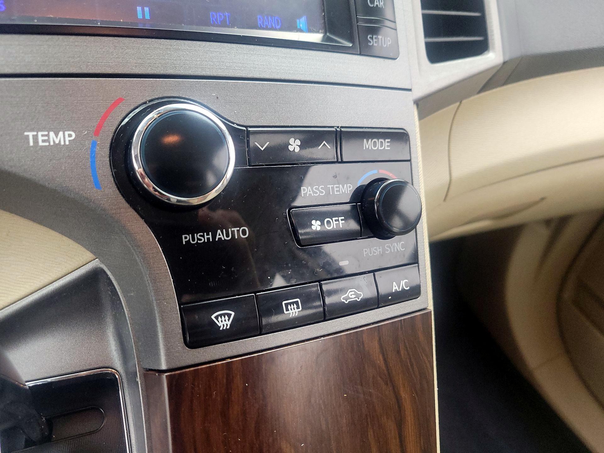 Thumbnail: 2014 Toyota Venza - 15