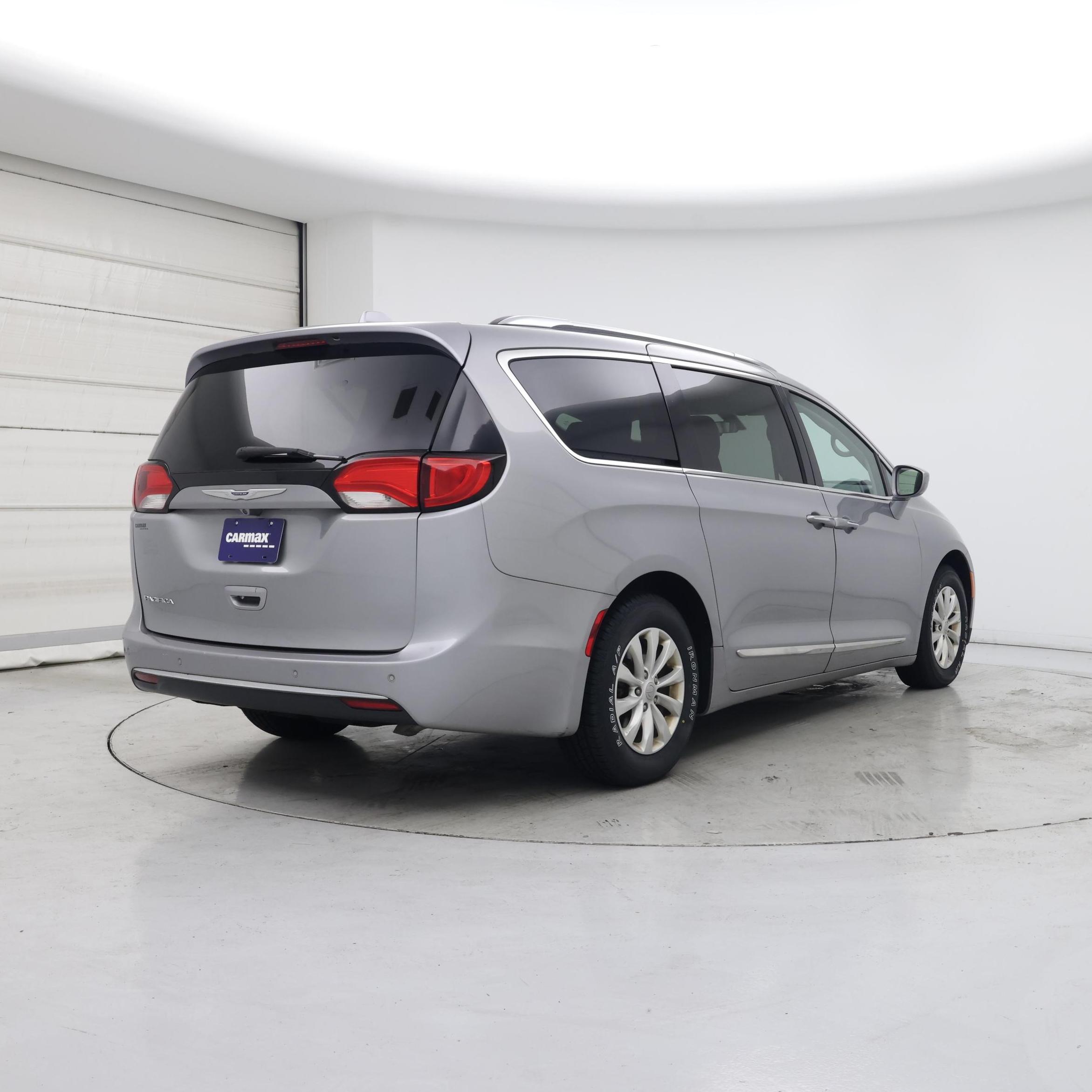 Thumbnail: 2018 Chrysler Pacifica - 8