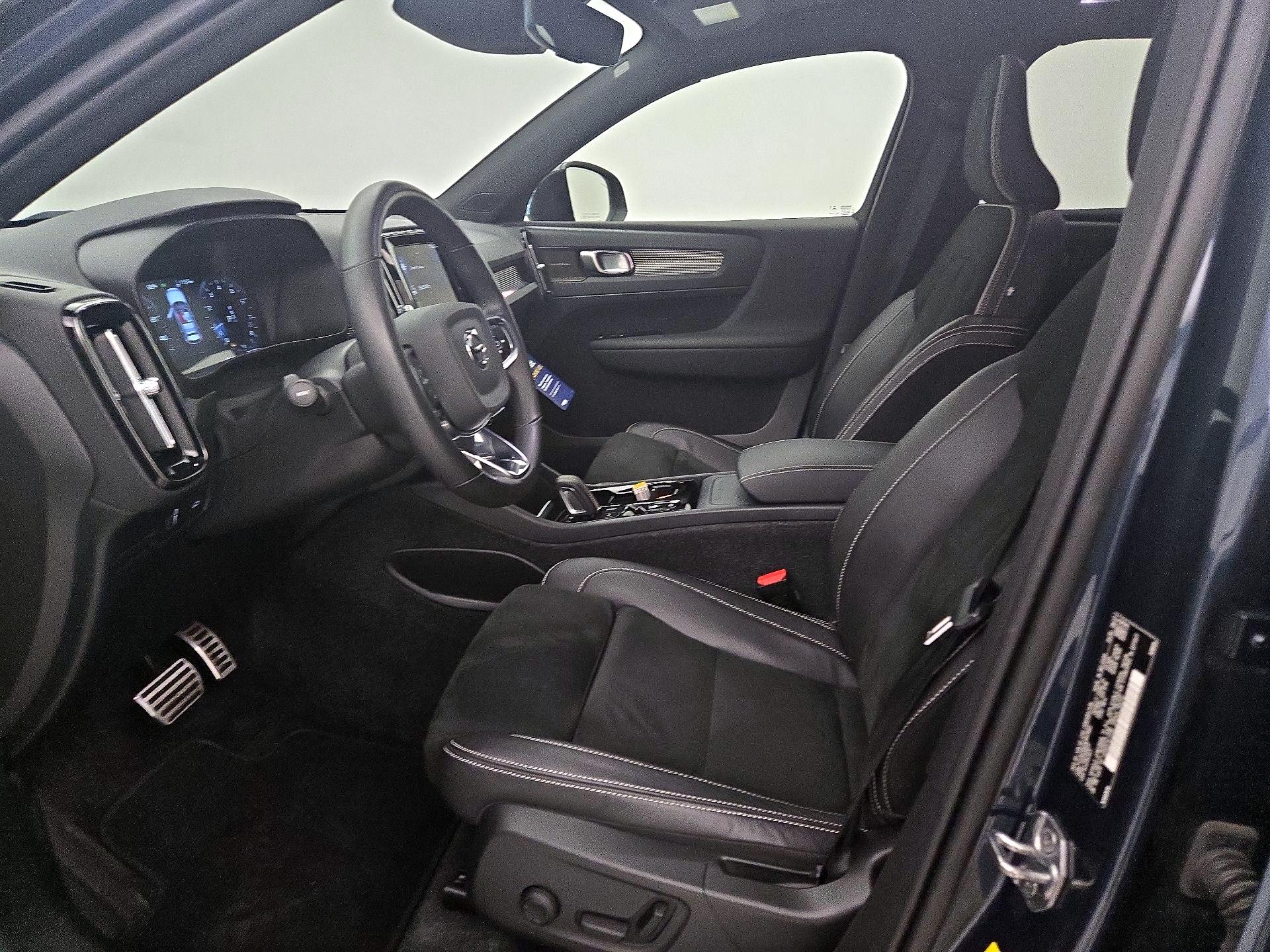 Thumbnail: 2022 Volvo XC40 - 11