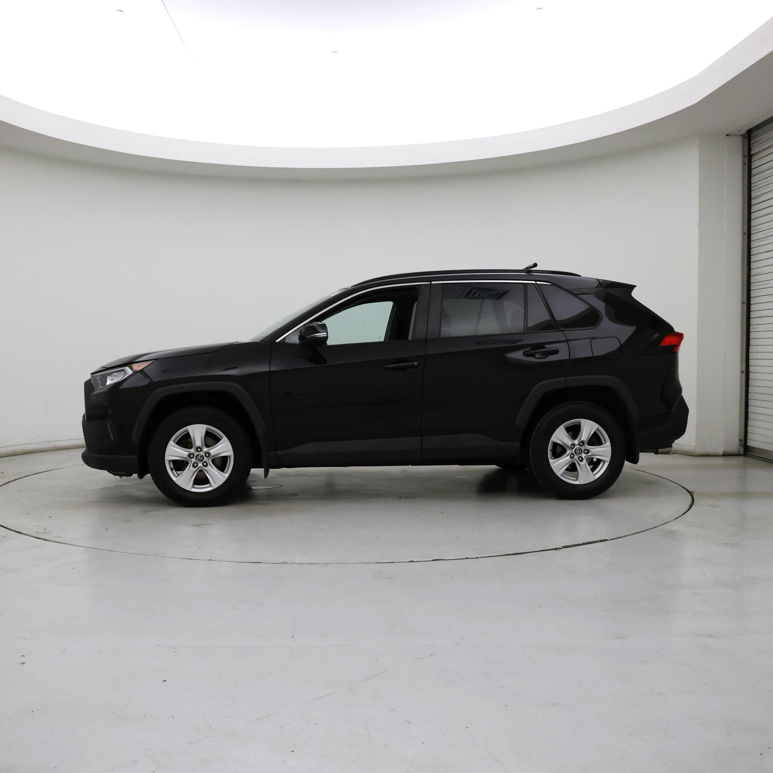 Thumbnail: 2021 Toyota RAV4 - 3