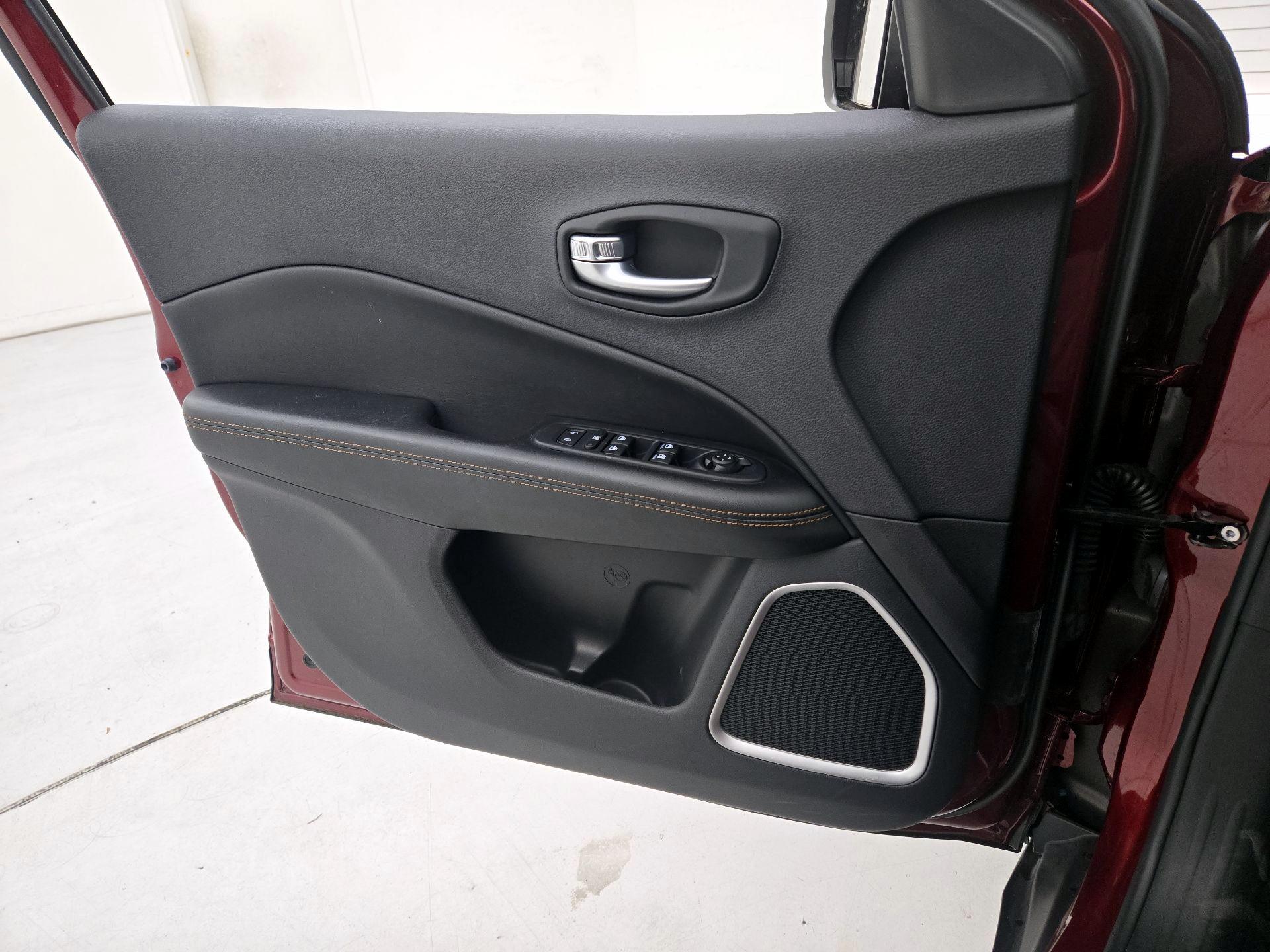 Thumbnail: 2020 Jeep Compass - 12