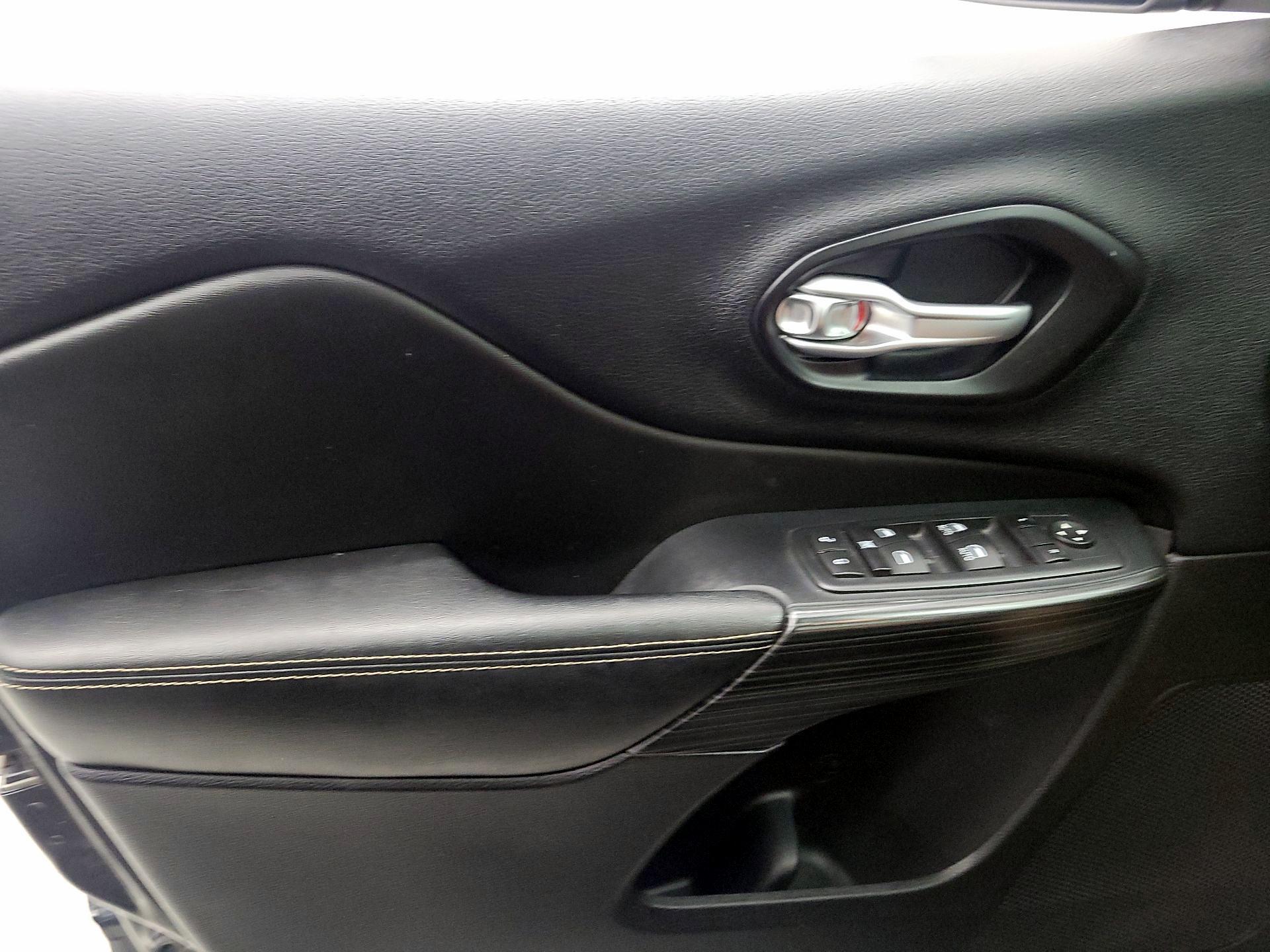 Thumbnail: 2016 Jeep Cherokee - 12