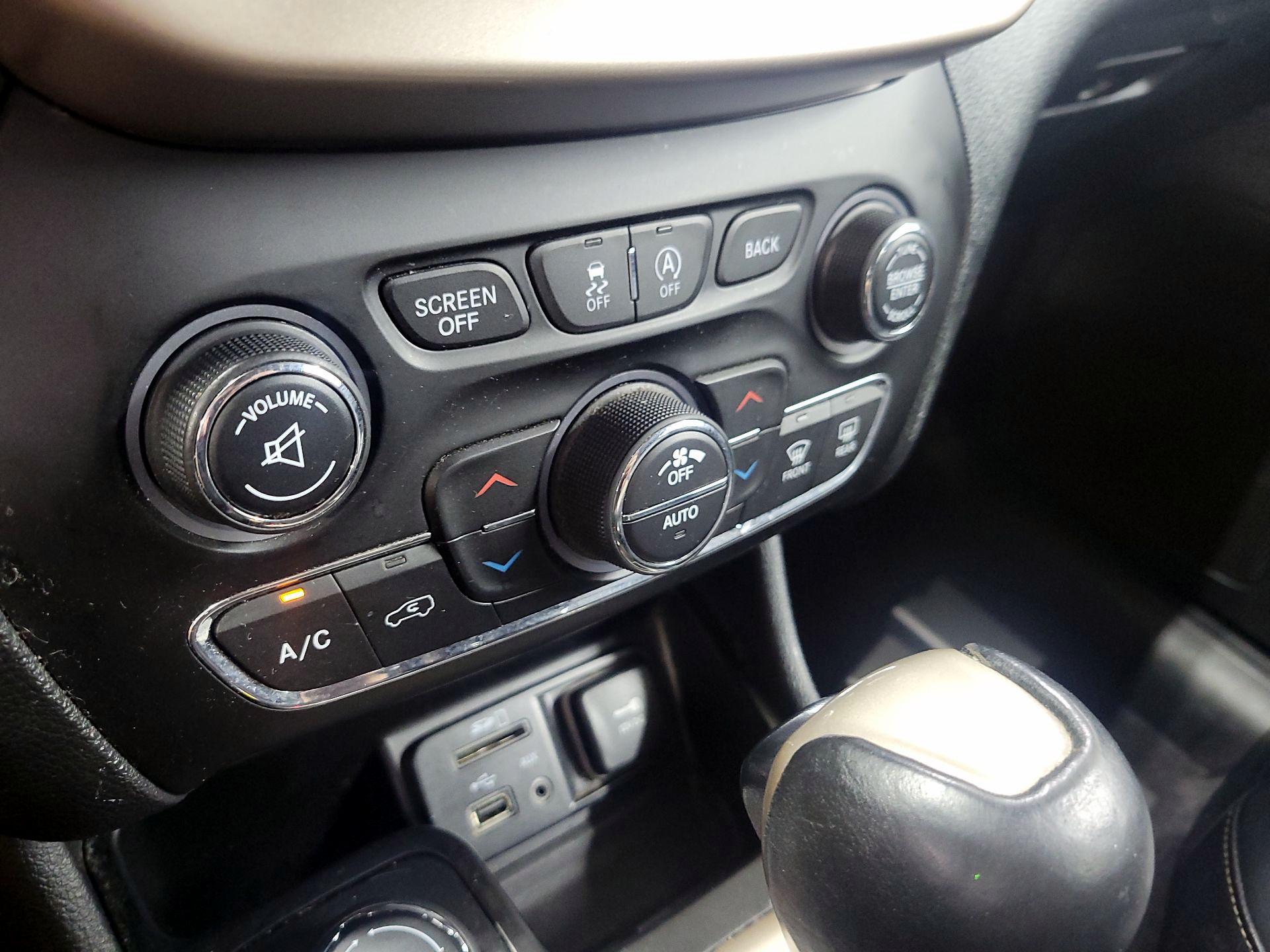 Thumbnail: 2016 Jeep Cherokee - 17