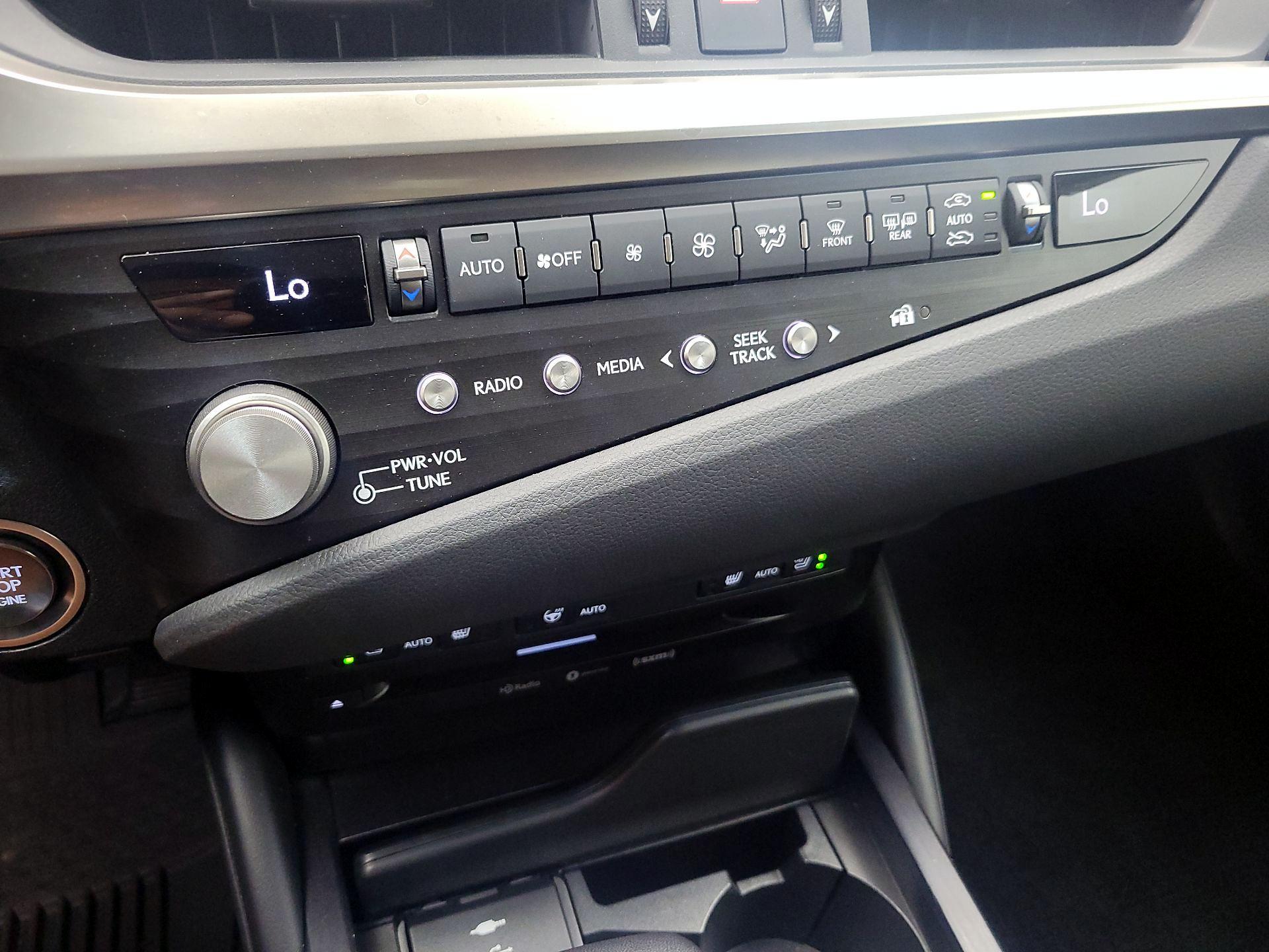 Thumbnail: 2021 Lexus ES - 16