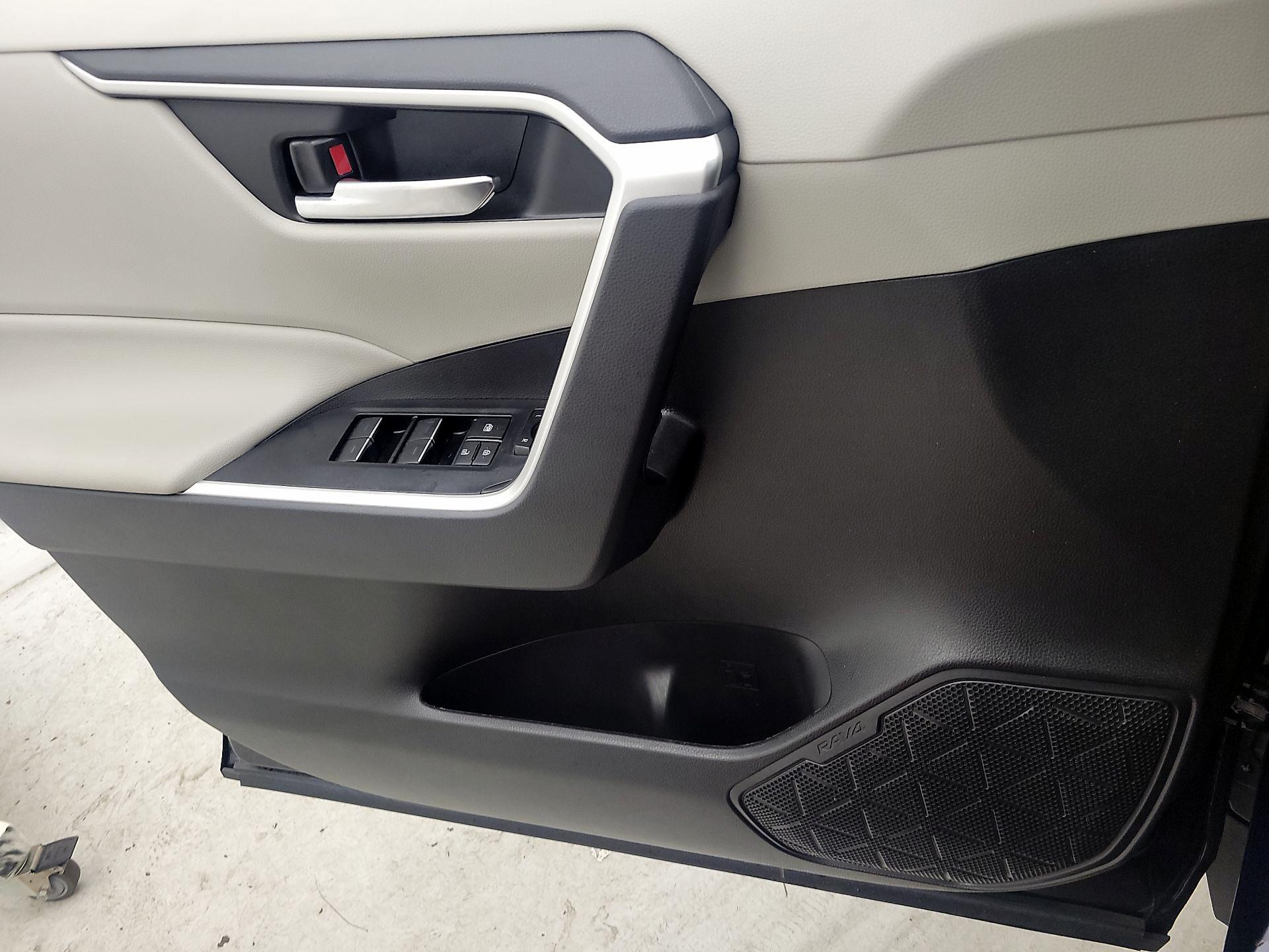Thumbnail: 2022 Toyota RAV4 - 12