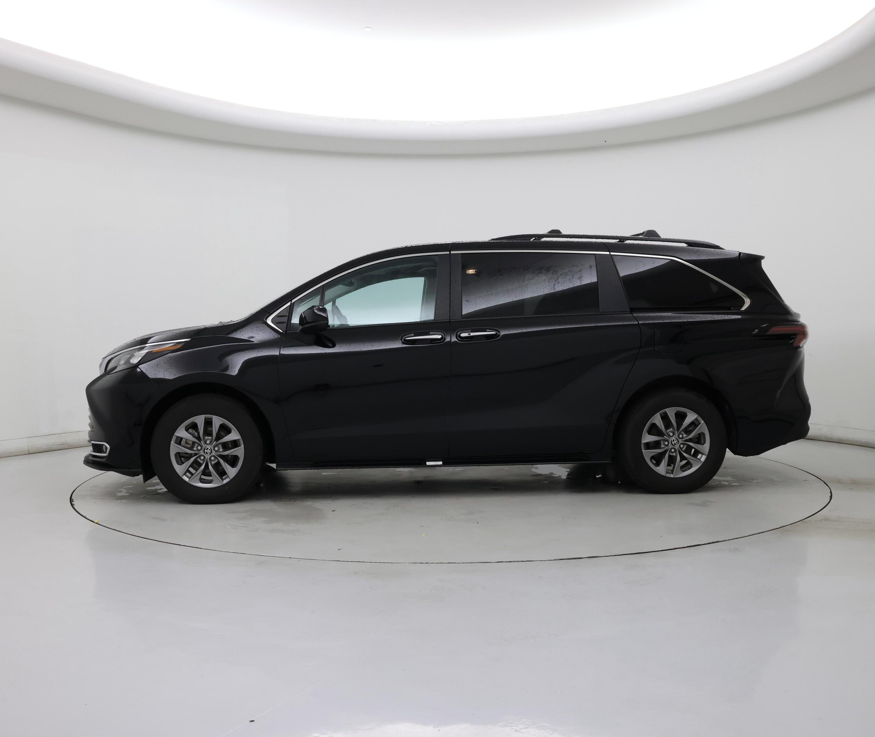 Thumbnail: 2024 Toyota Sienna - 3