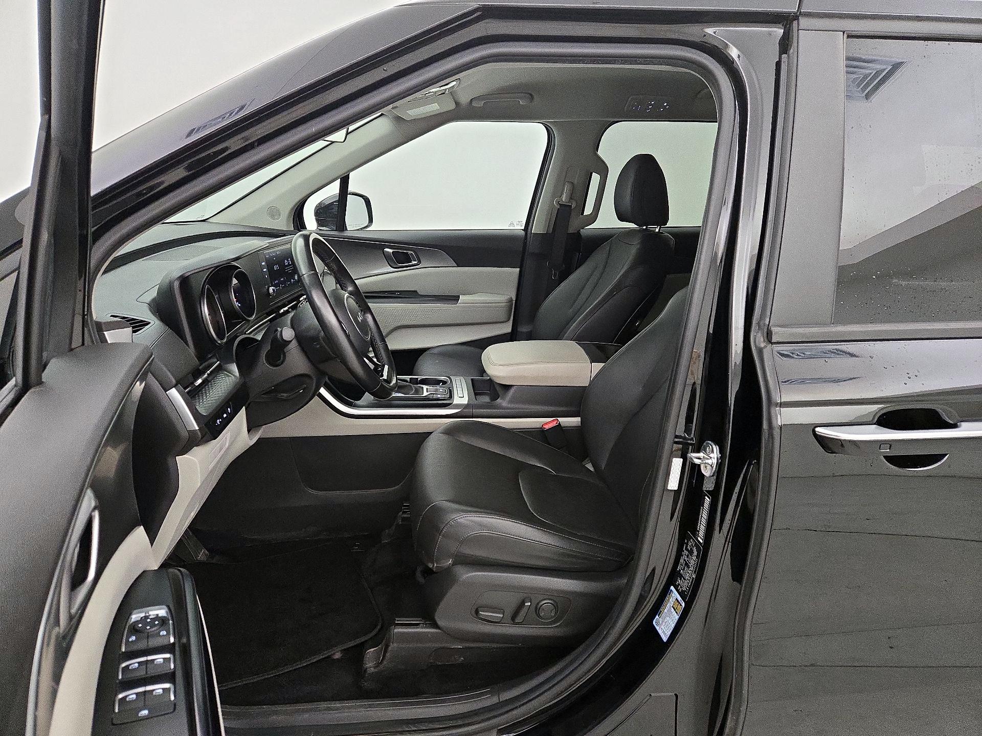 Thumbnail: 2023 Kia Carnival - 11