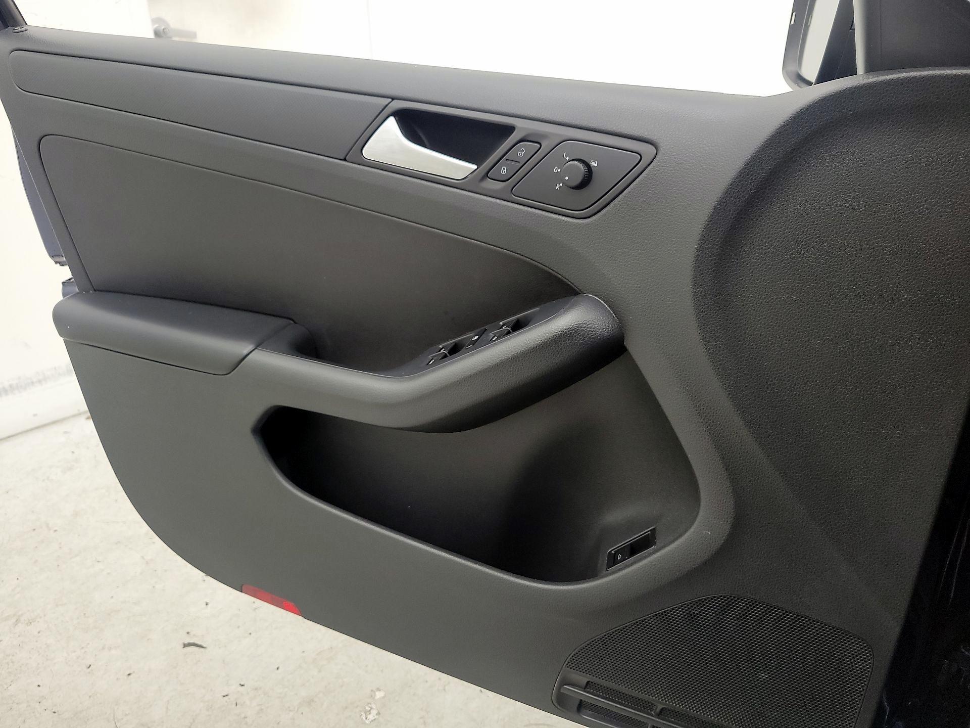 Thumbnail: 2014 Volkswagen Jetta - 12