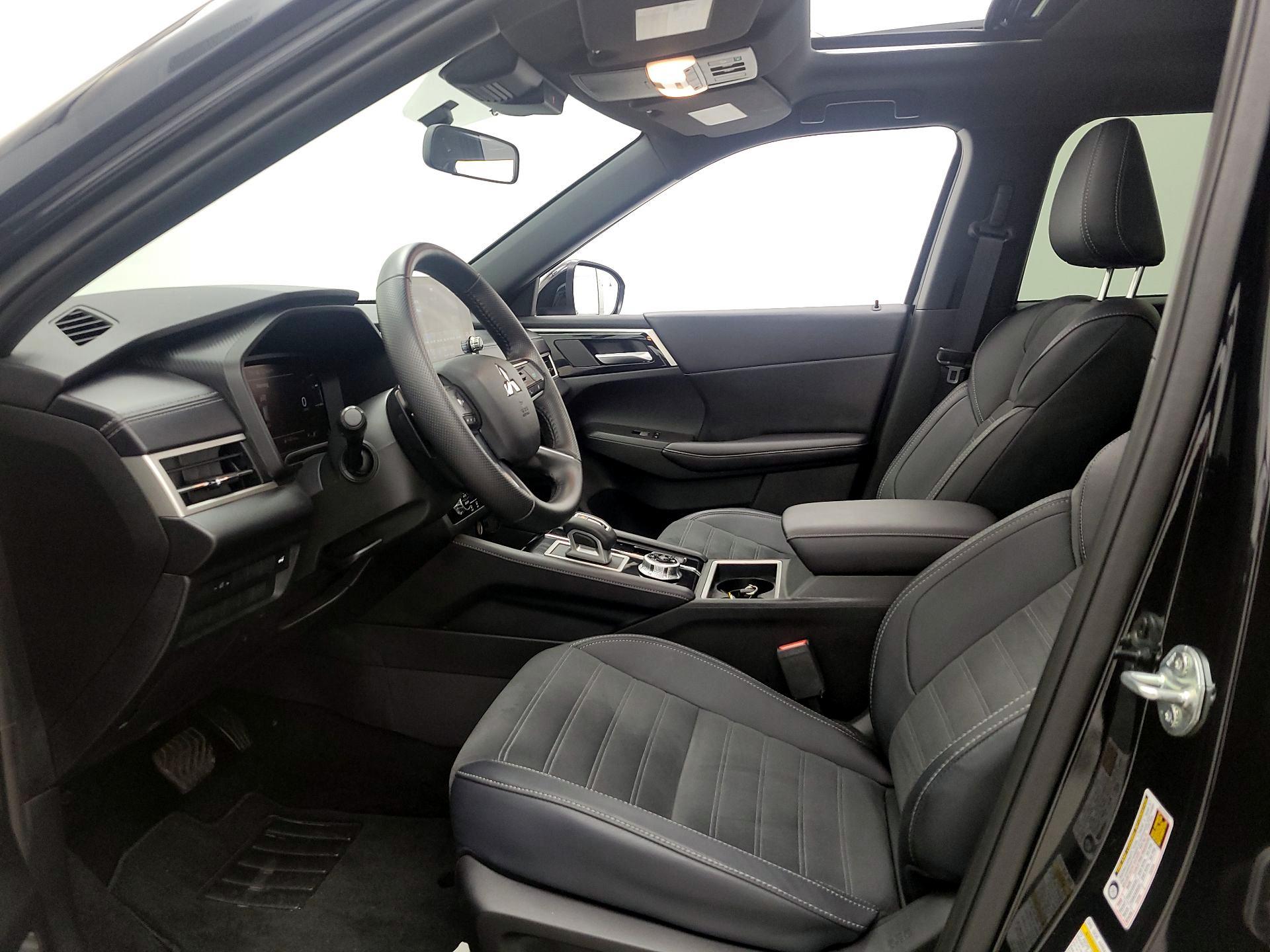 Thumbnail: 2024 Mitsubishi Outlander - 11