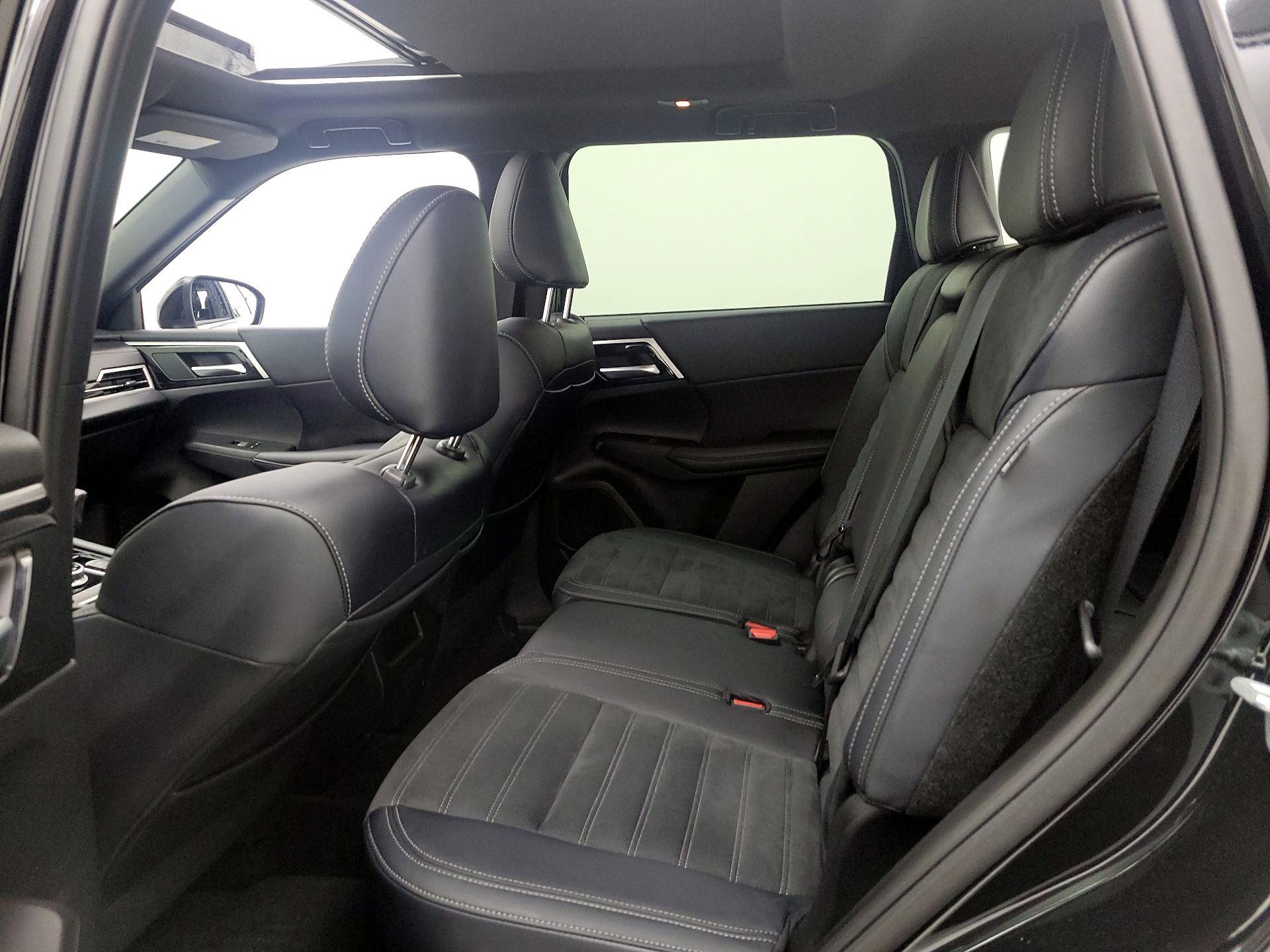 Thumbnail: 2024 Mitsubishi Outlander - 19
