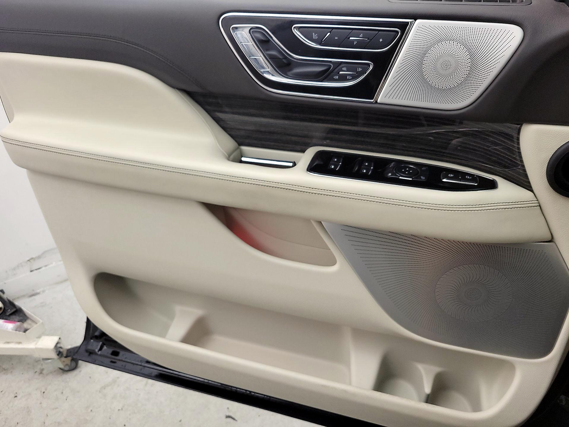 Thumbnail: 2021 Lincoln Navigator L - 12