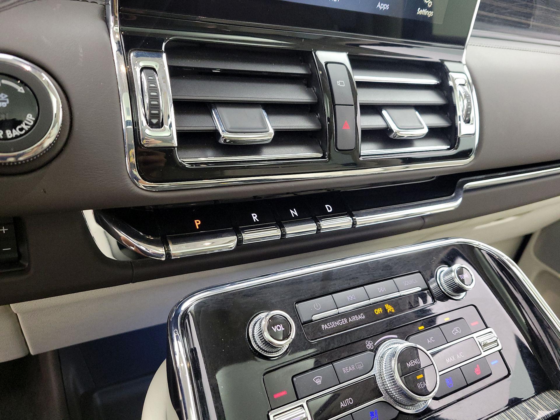 Thumbnail: 2021 Lincoln Navigator L - 17