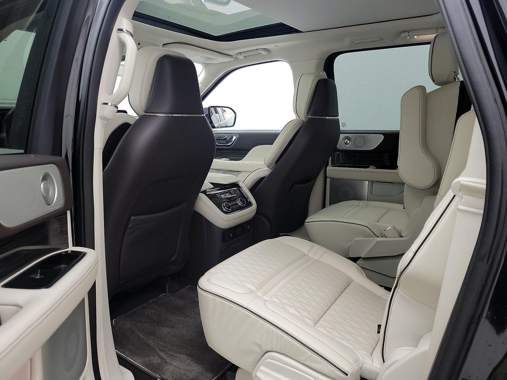 Thumbnail: 2021 Lincoln Navigator L - 19