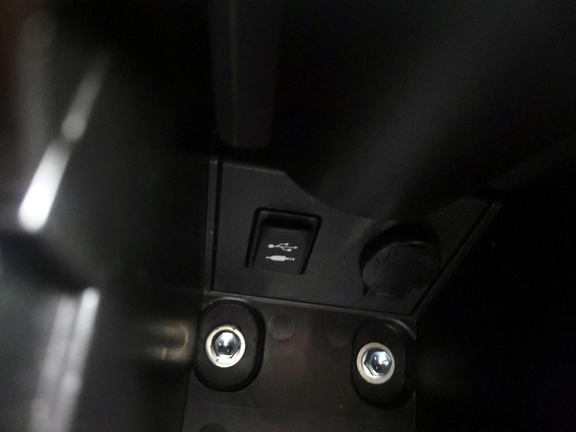 Thumbnail: 2015 Toyota Prius - 18