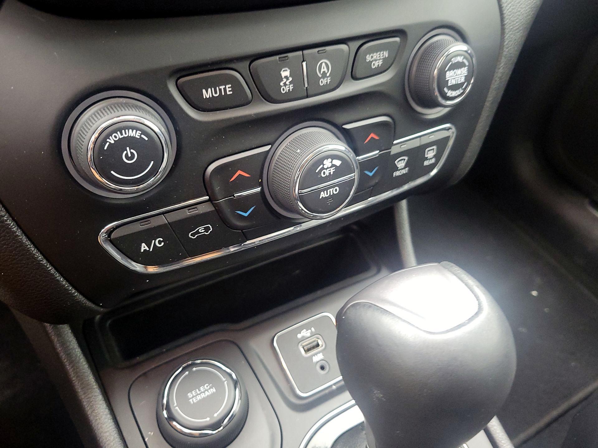Thumbnail: 2020 Jeep Cherokee - 16